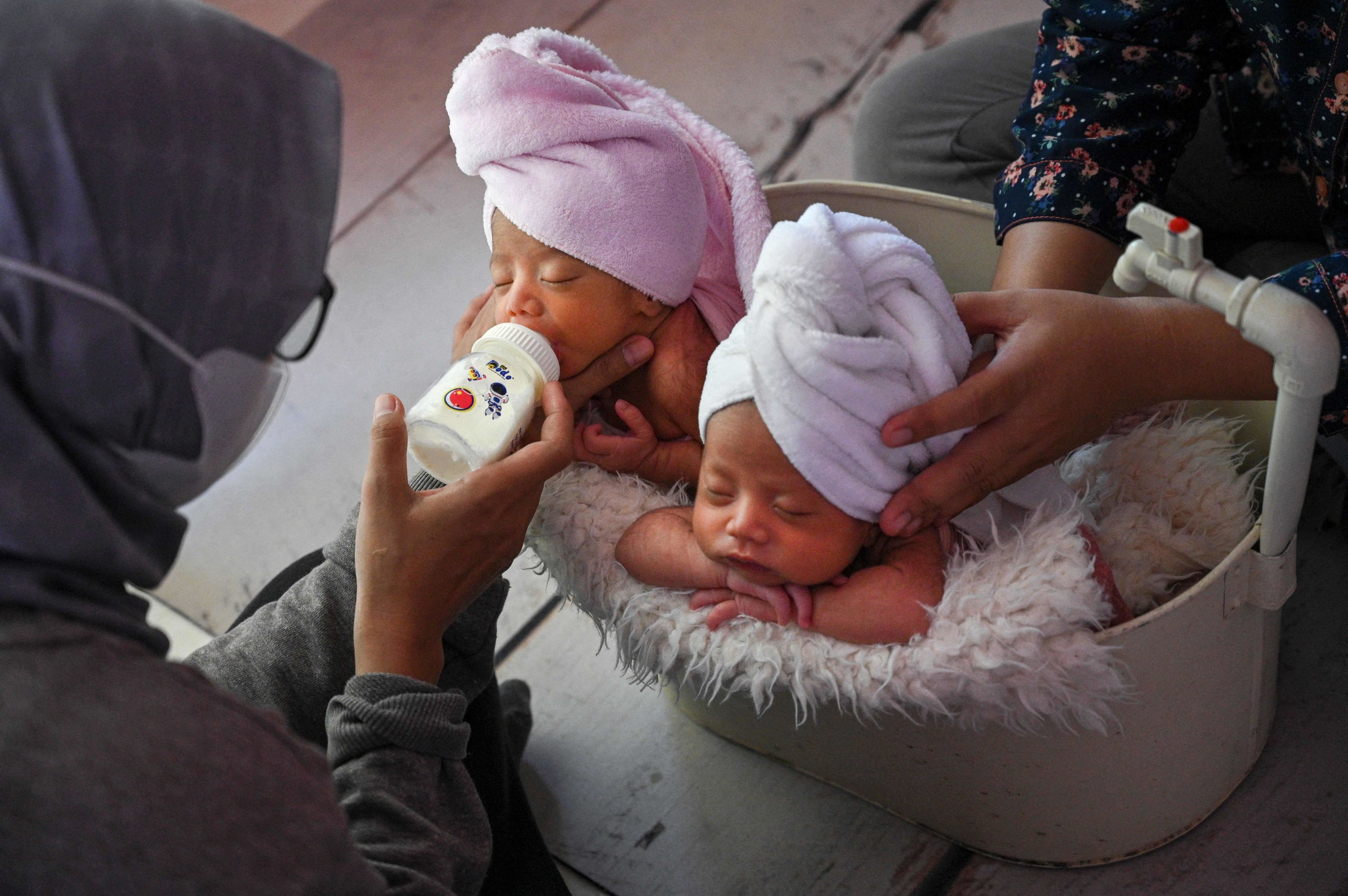 Dos bebs en una sesin de fotos en India. AFP