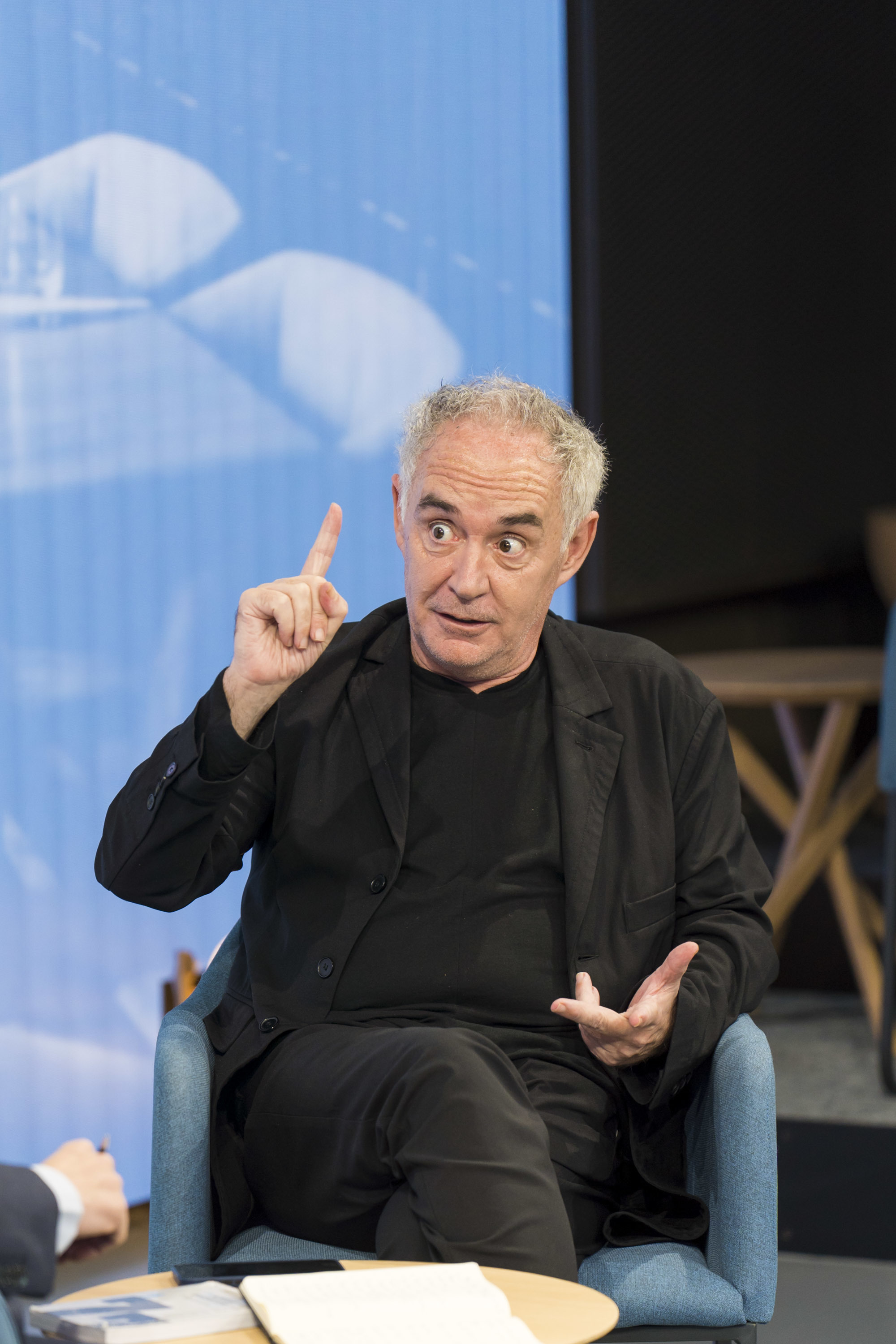 Ferran Adrià, durante la entrevista en la oficina 'All in one' de Caixabank, en Colón.