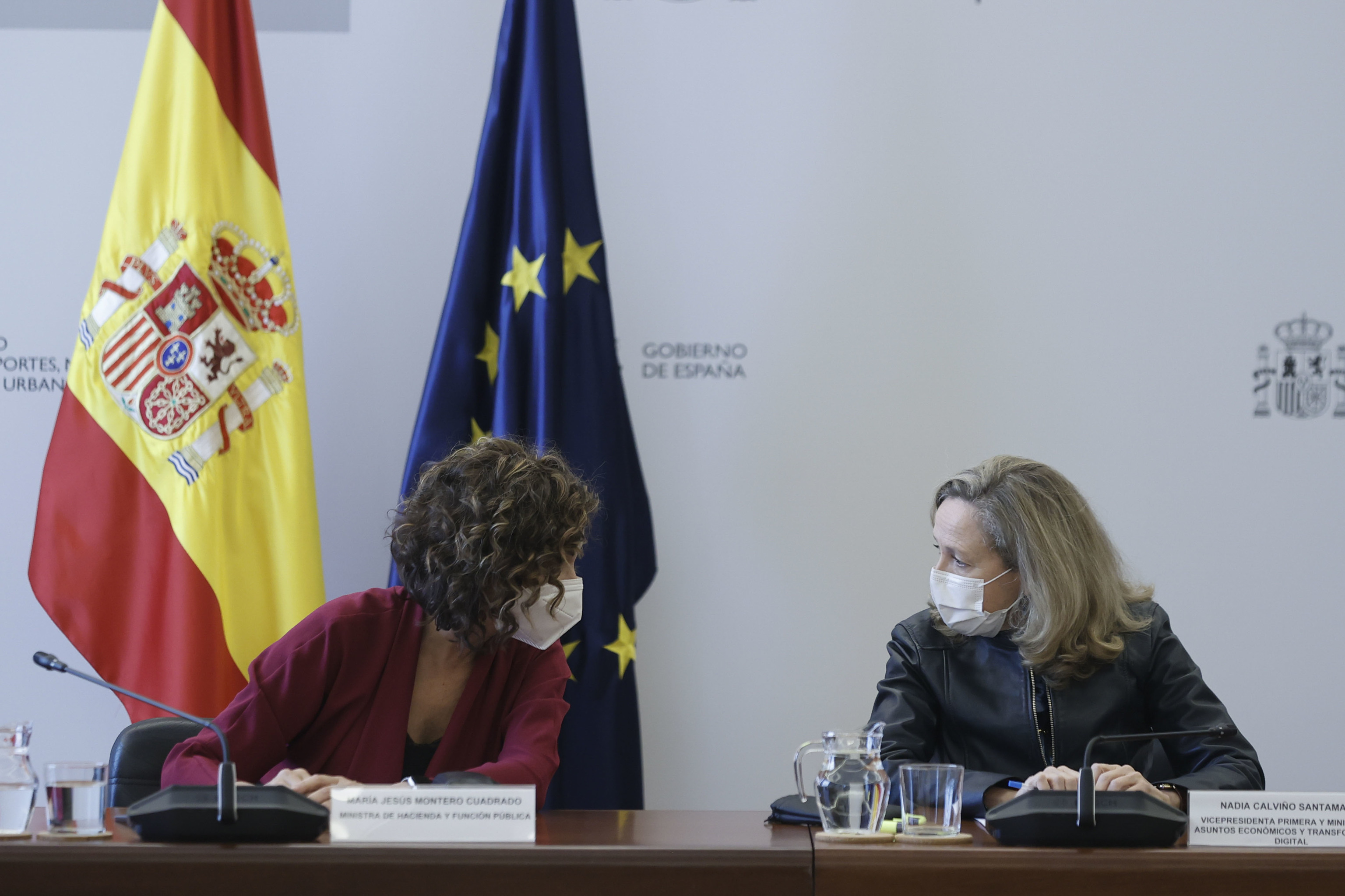 La ministra de Hacienda, María Jesús Montero, y la vicepresidenta primera, Nadia Calviño.