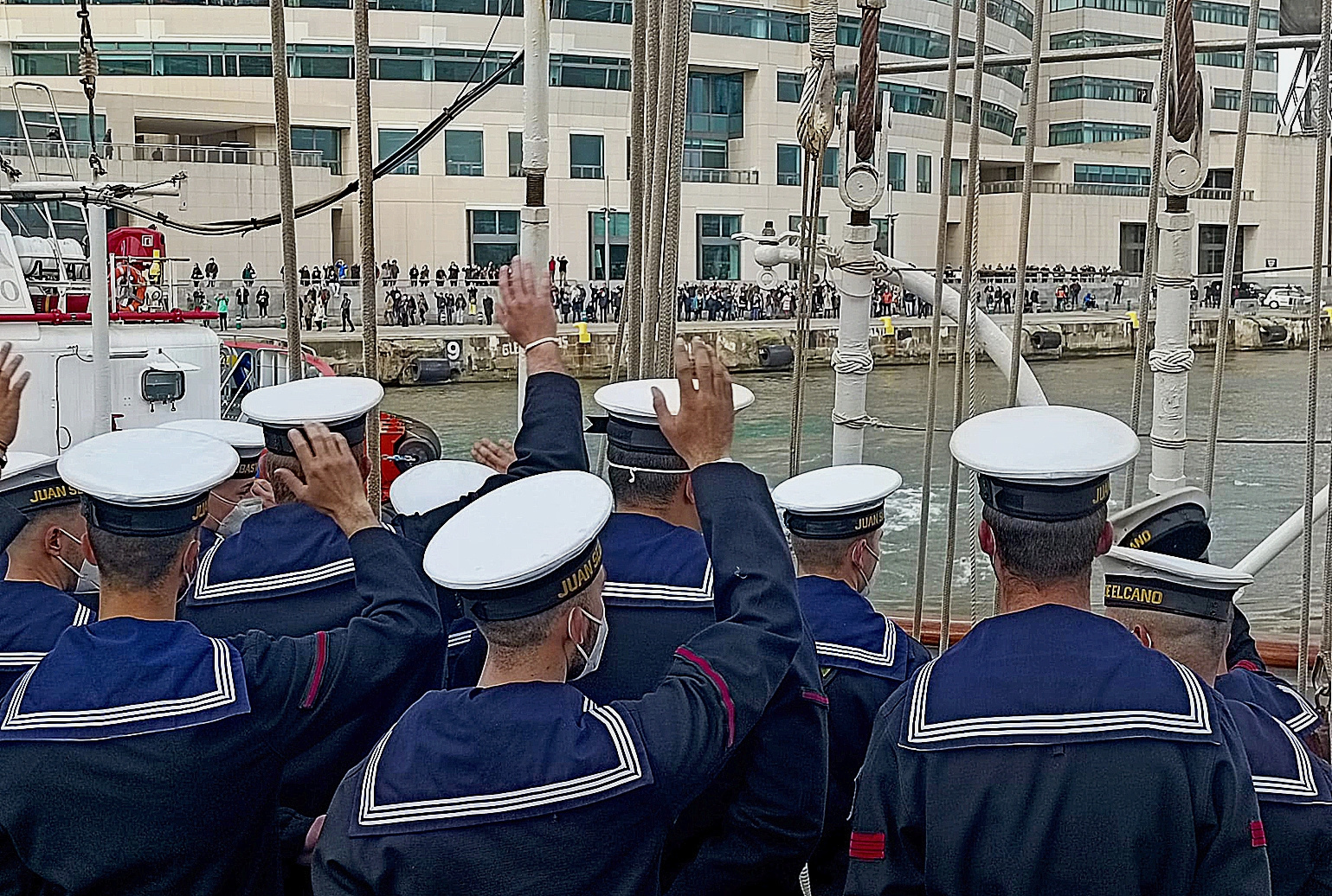 La tripulacin del buque Juan Sebastin Elcano saluda a los curiosos del puerto de Barcelona.