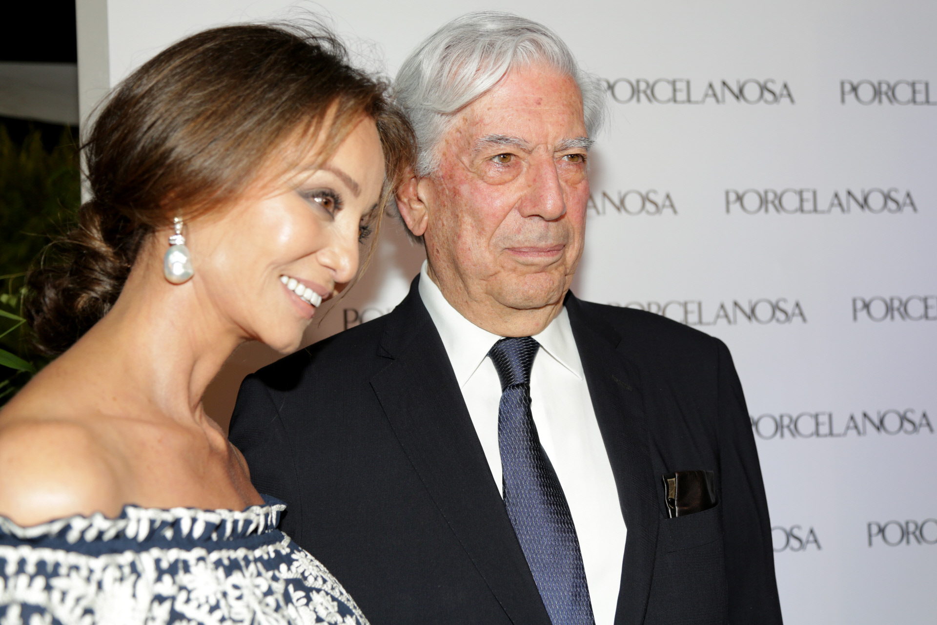 Isabel Preysler y Mario Vargas Llosa en el photocall de Porcelanosa