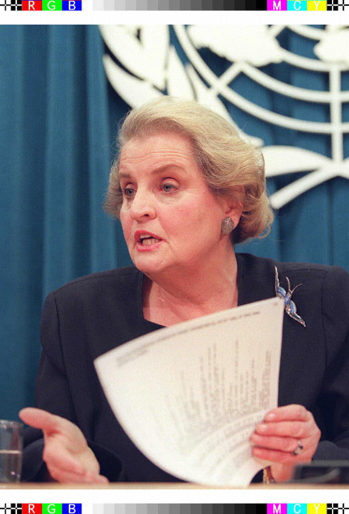 En la ONU en 1996, con un pjaro azul