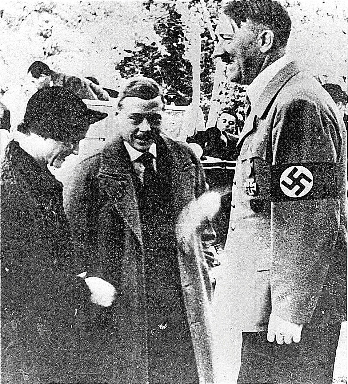 Wallis Simpson y Eduardo VIII, recibidos por Hitler en Alemania en 1937.