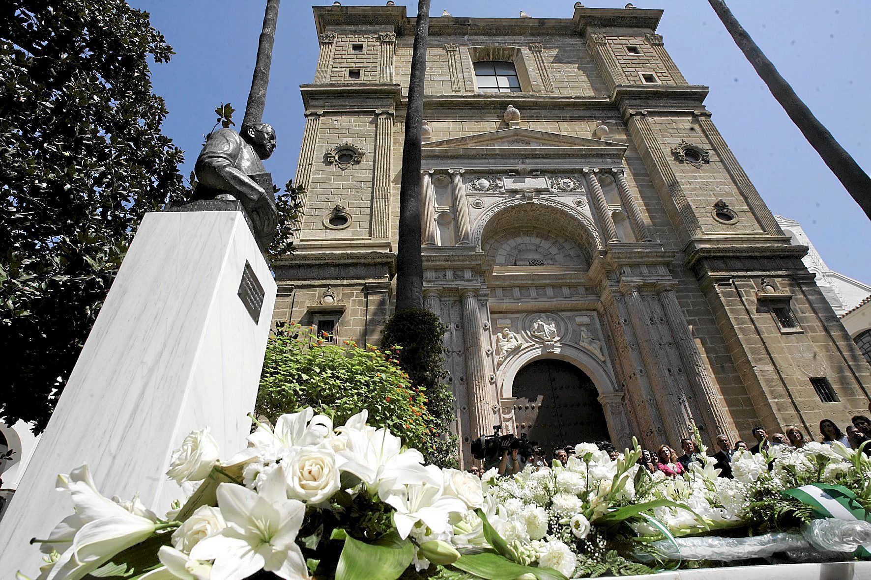 Flores junto al busto dedicado a Blas Infante, en el Parlamento de Andaluca.