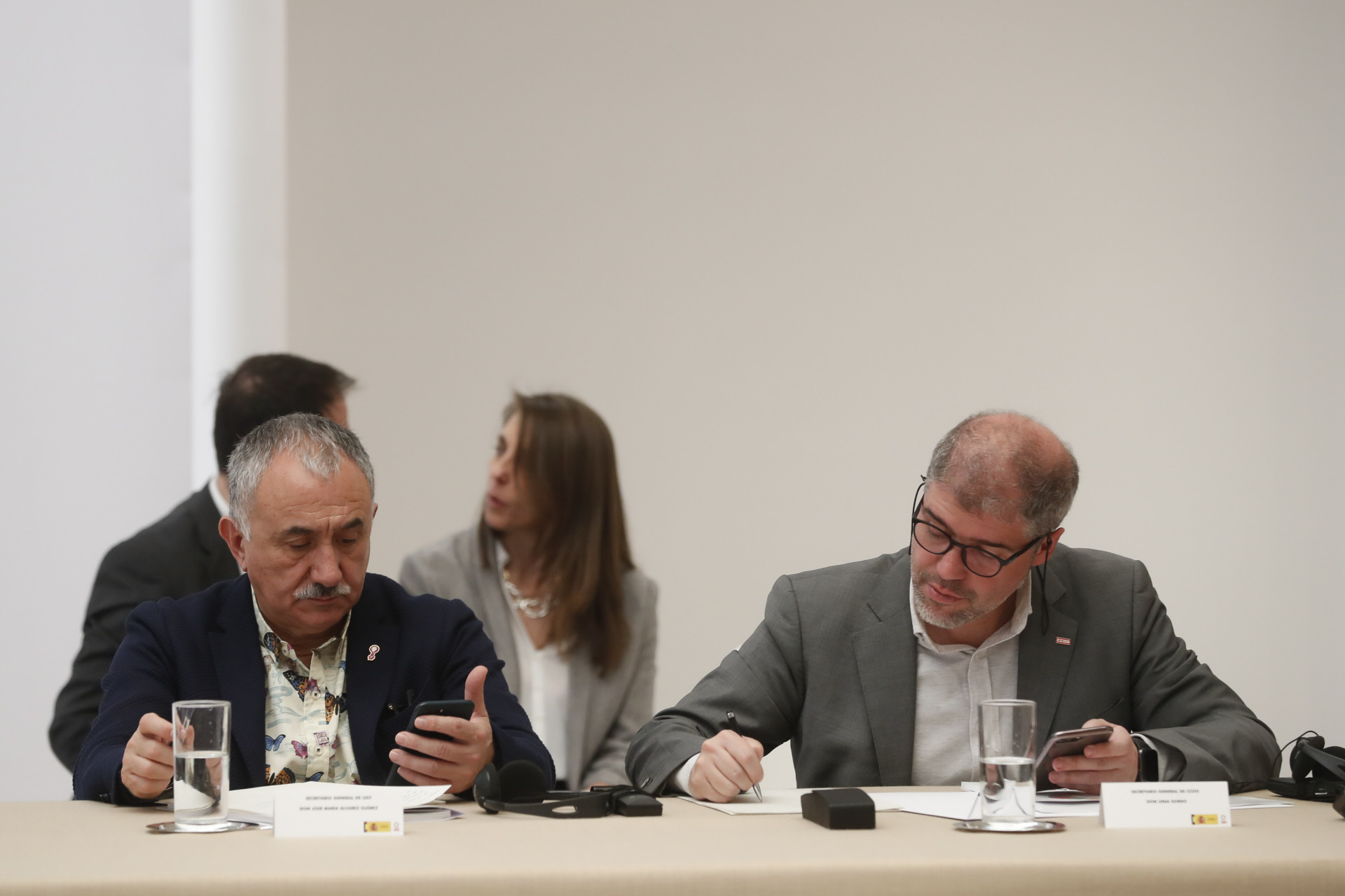 Unai Sordo y Pepe lvarez firmando un acuerdo