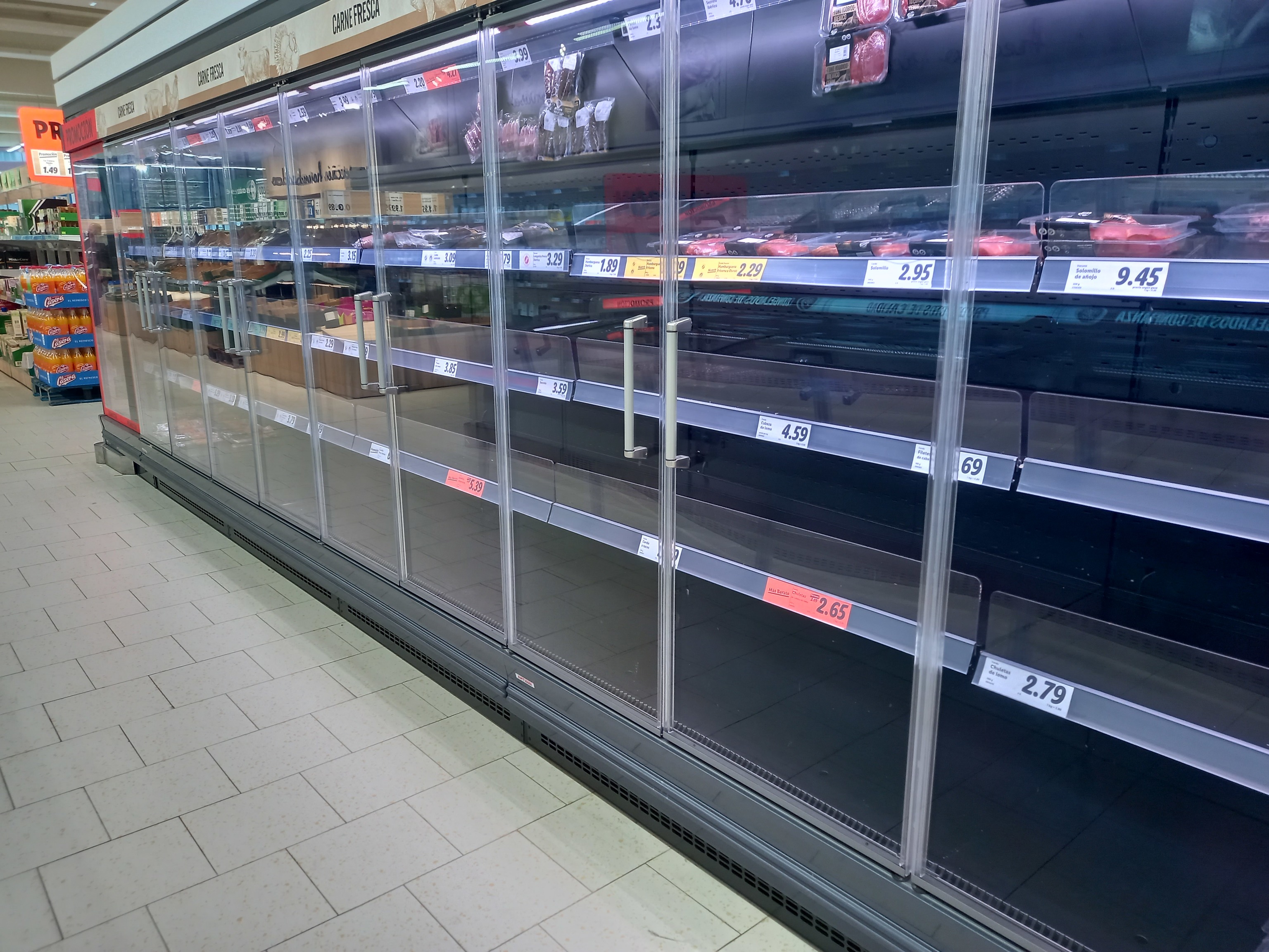 Estantes vacíos en un supermercado en Córdoba