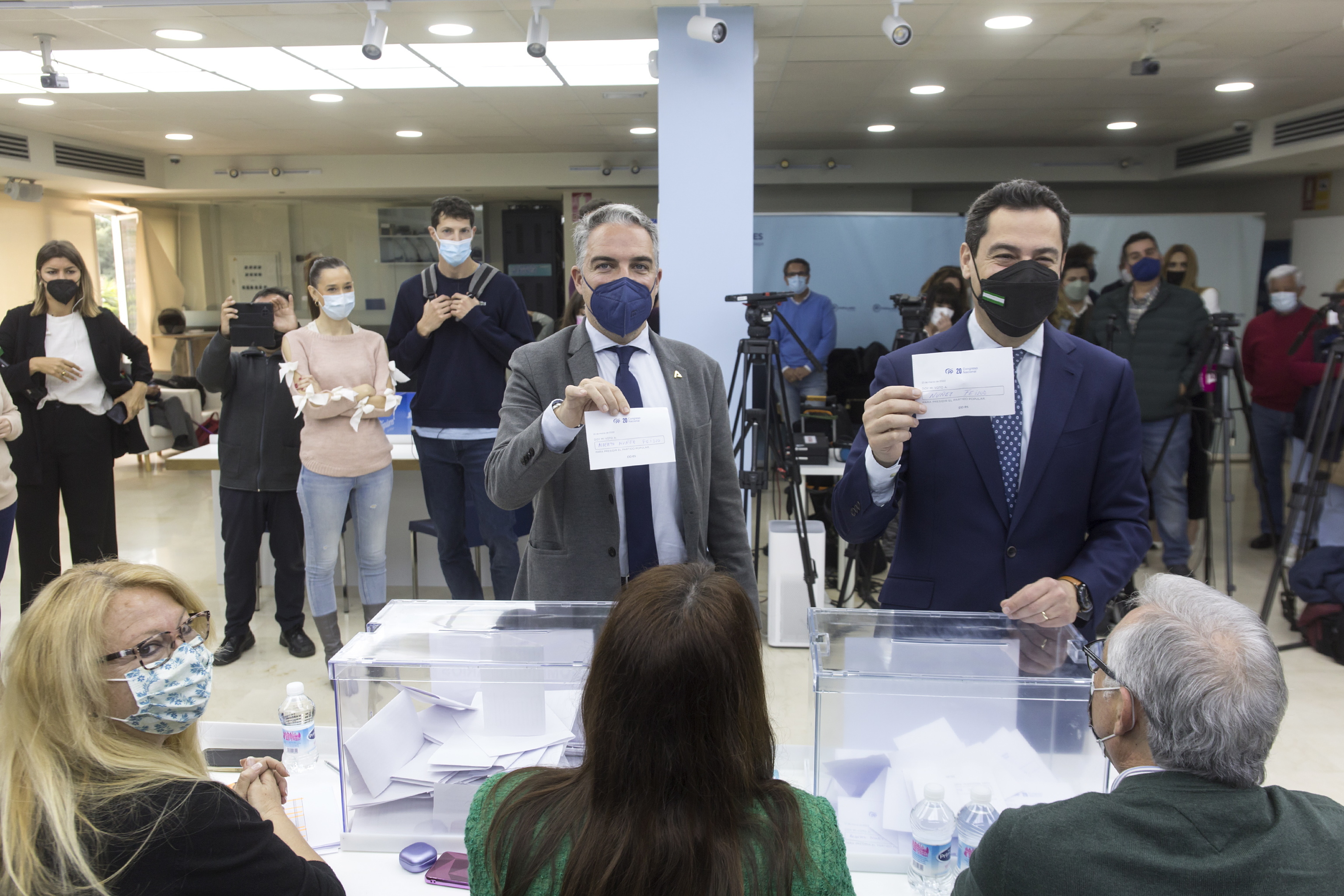 El presidente de la Junta y del PP-A, Juanma Moreno, junto a Elas Bendodo votando a Feijo en el proceso interno esta semana.