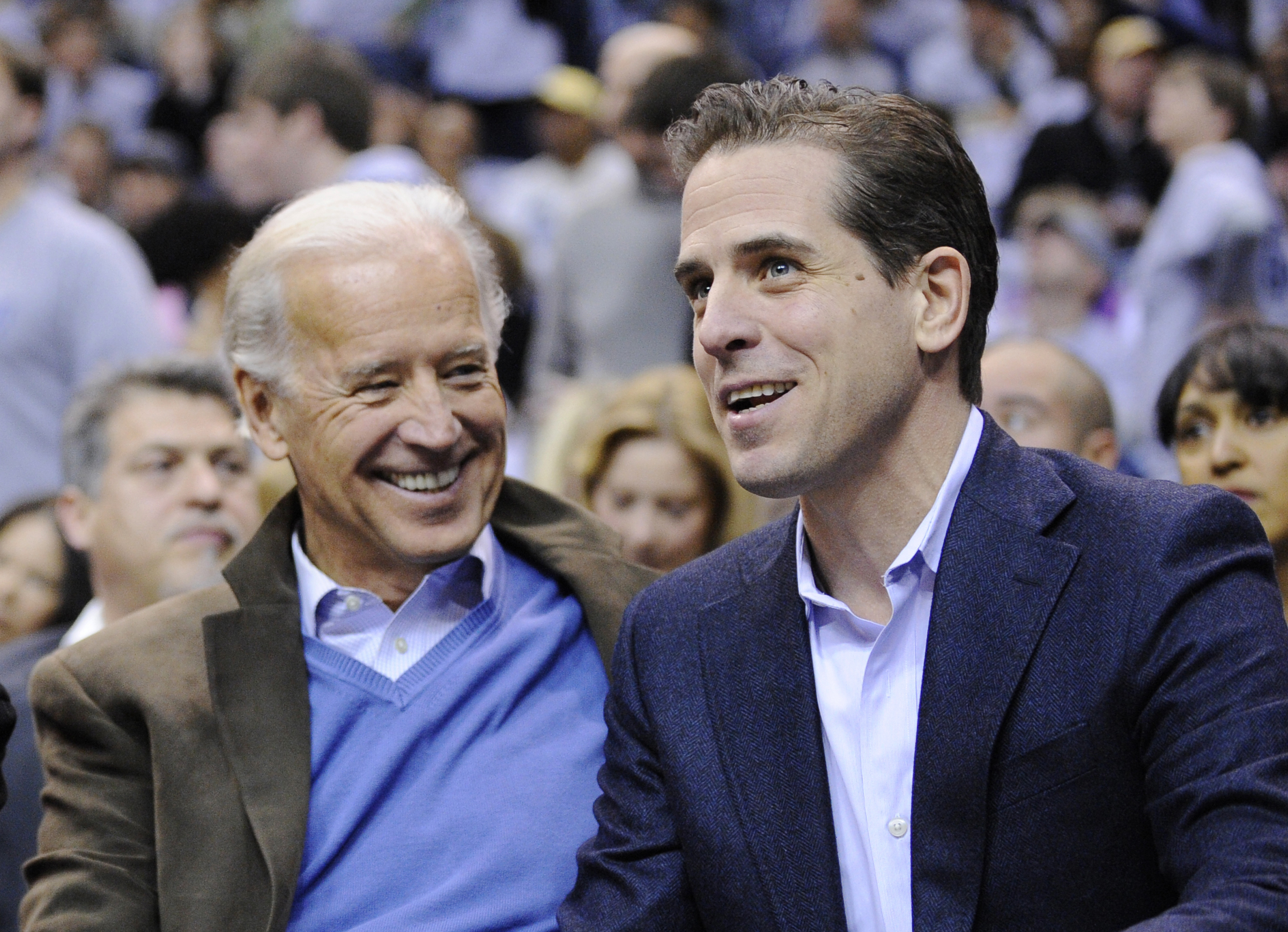 Joe Biden y su hijo Hunter, en un partido de baloncesto en Washington en 2010.