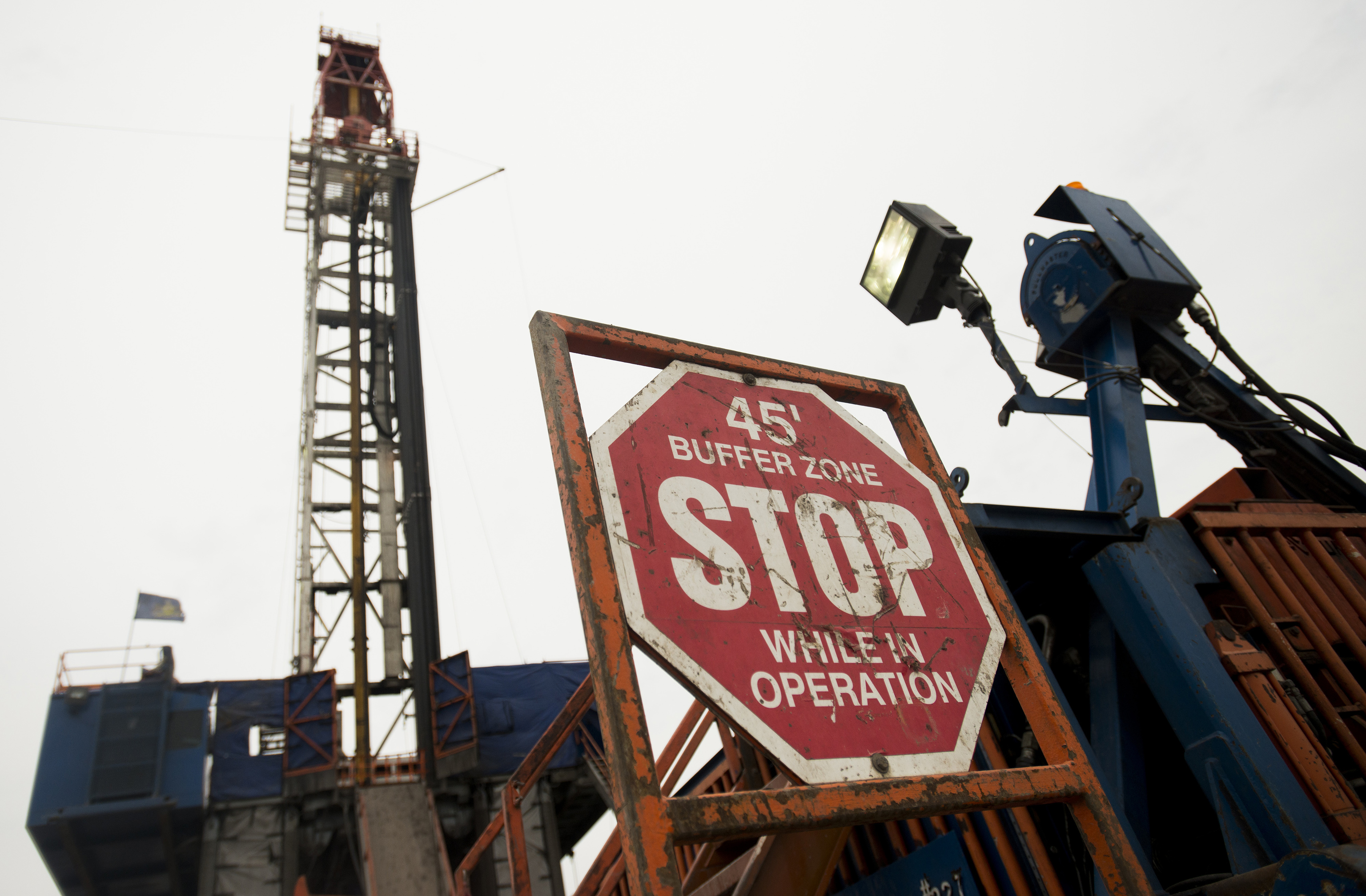 El gas del ‘fracking’ prohibido por Sánchez triunfa en España: su compra a EEUU se multiplica por 6 en un año