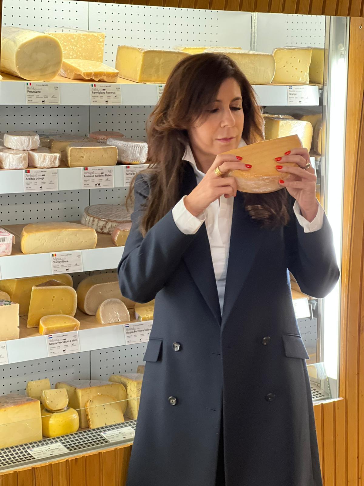 Yolanda con uno de los quesos de su tienda.