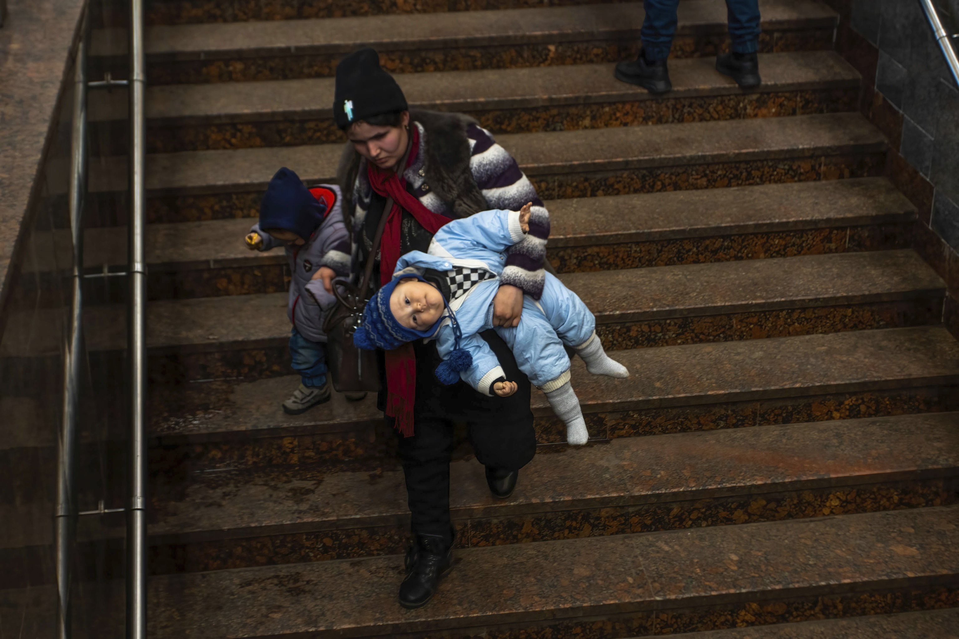 Una mujer con sus hijos   en Mariupol.