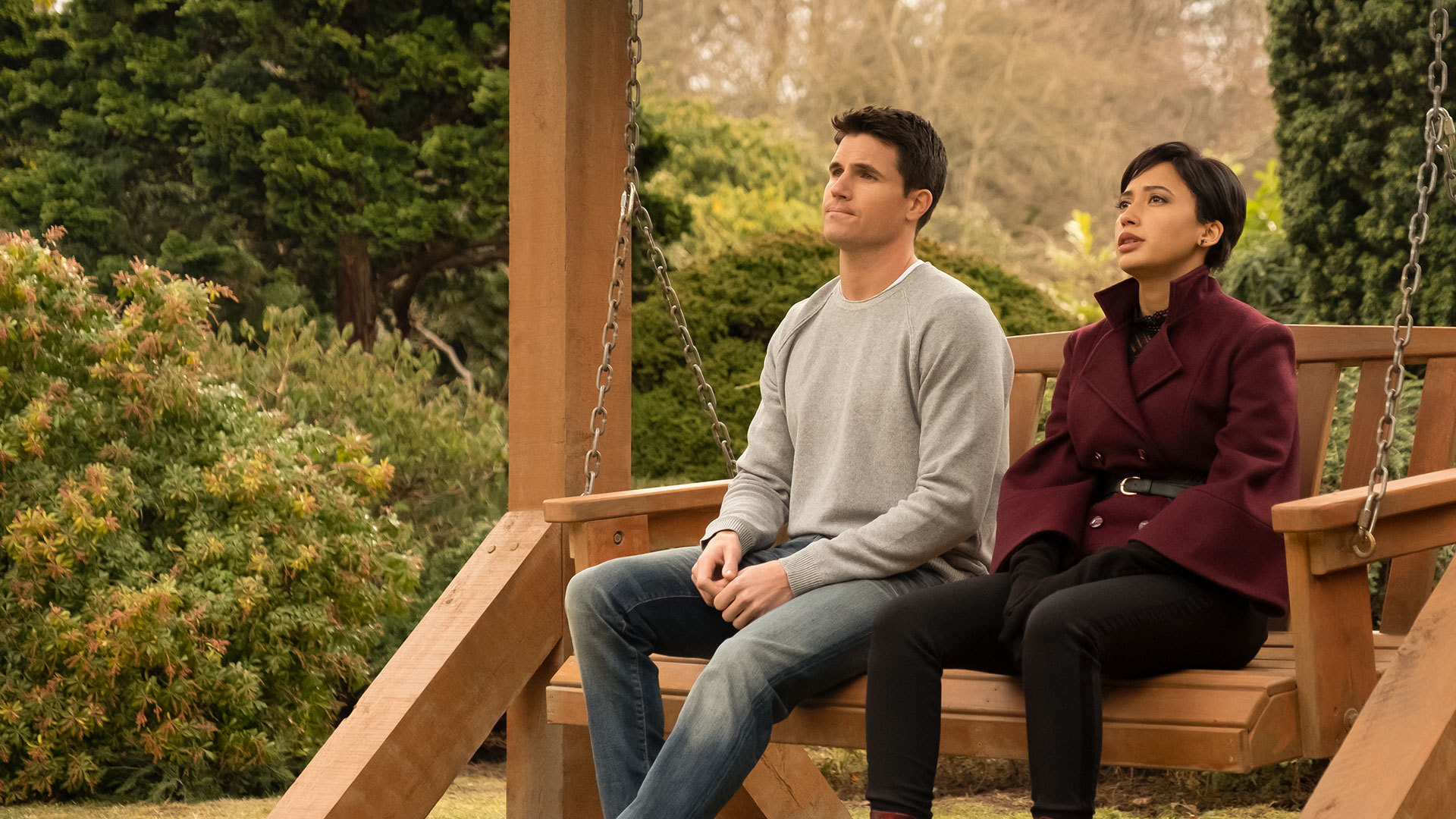 Nathan (Robbie Amell) y Nora (Andy Allo).