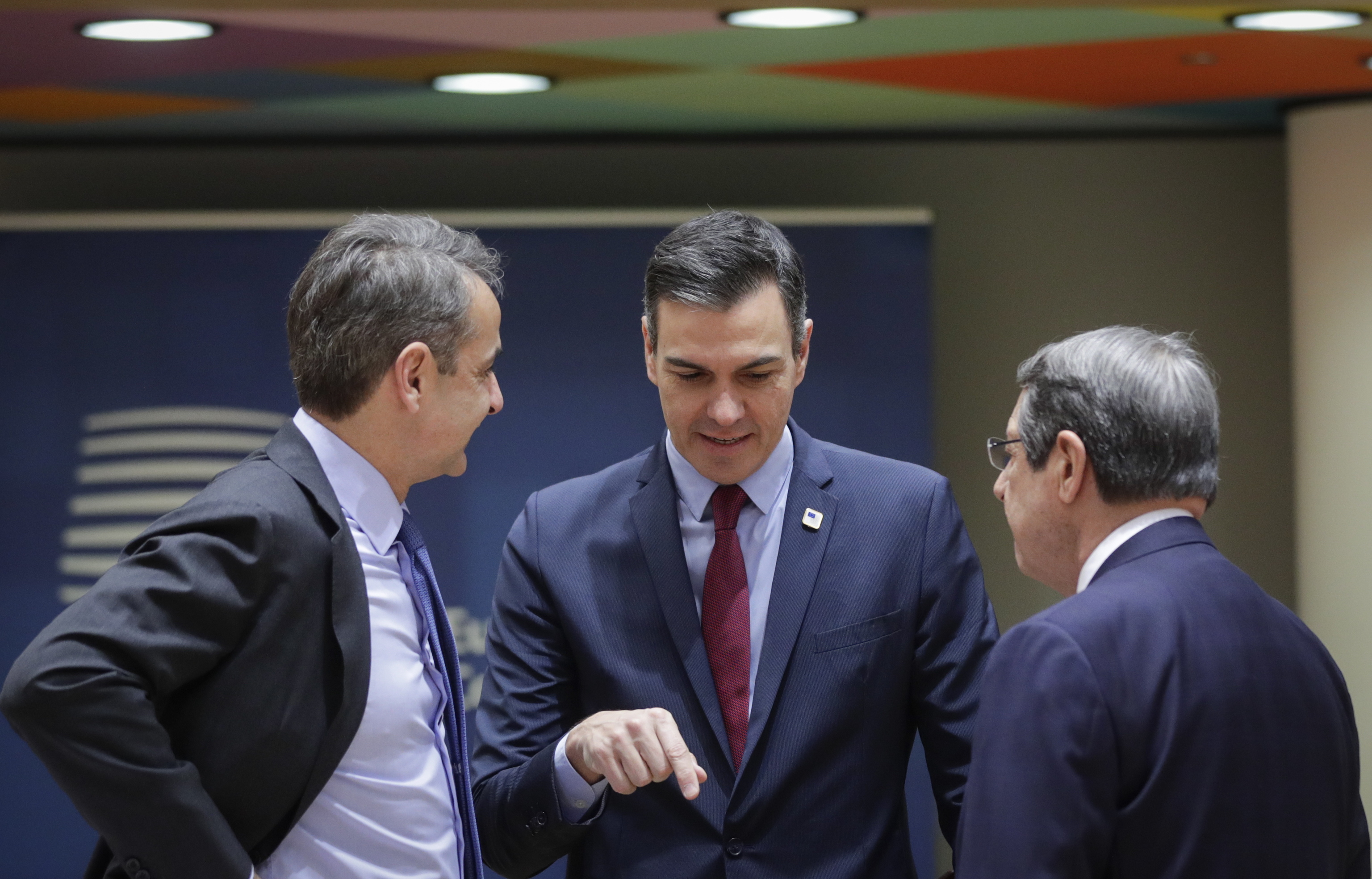 Pedro Sánchez conversa con el primer ministro griego, Kyriakos Mitsotakis, y el presidente chipriota, Nicos Anastasiades, el viernes en Bruselas.