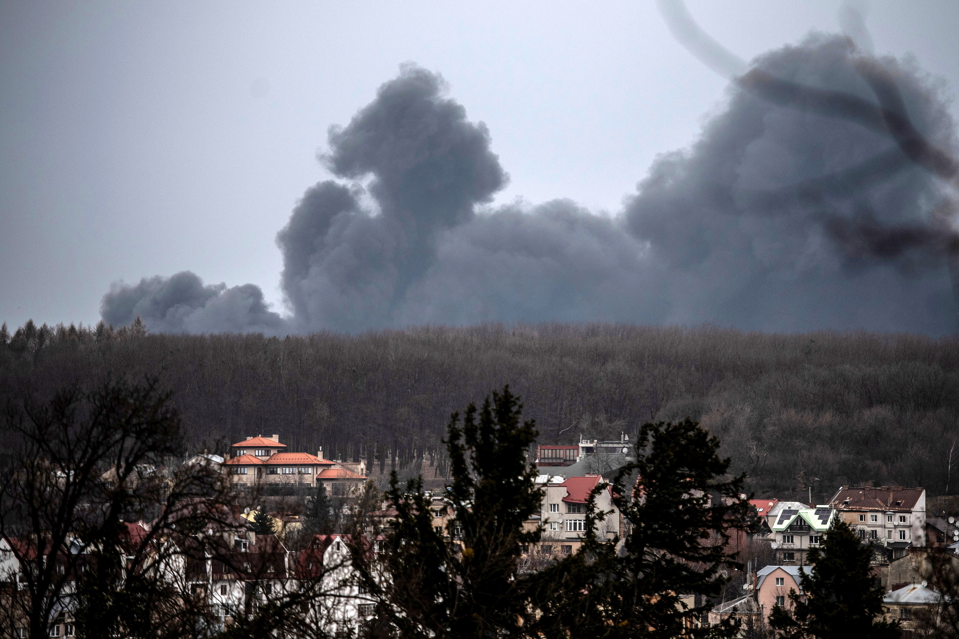 Una columna de humo se eleva sobre los alrededores de Leópolis tras un ataque de Rusia