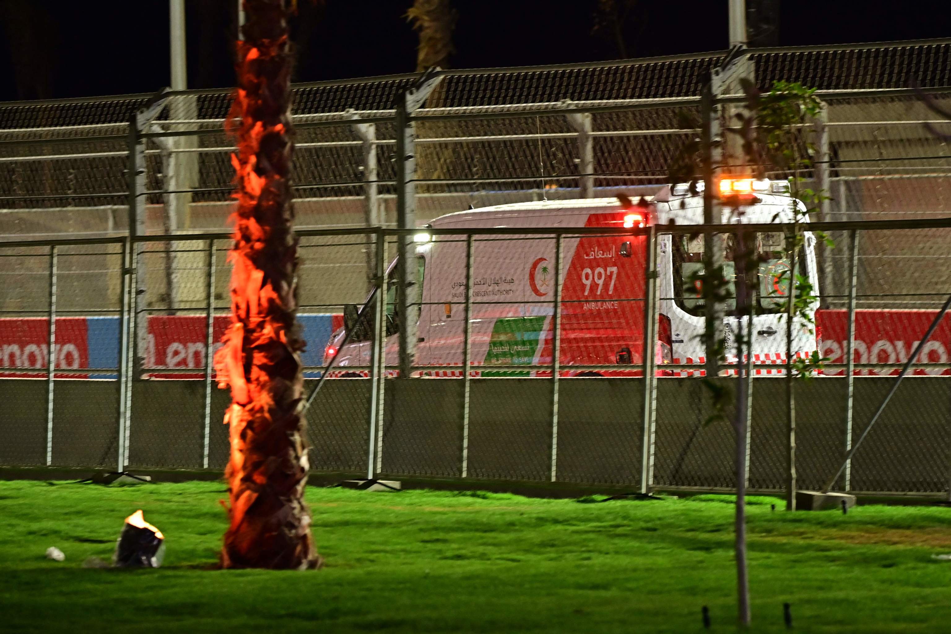 Schumacher, trasladado por la ambulancia, el sbado en Jeddah.