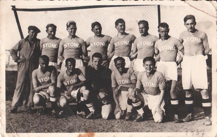 La seleccin  de Estonia, en la temporada 1938-1939, con el portero, Edval Mikson, en el centro.