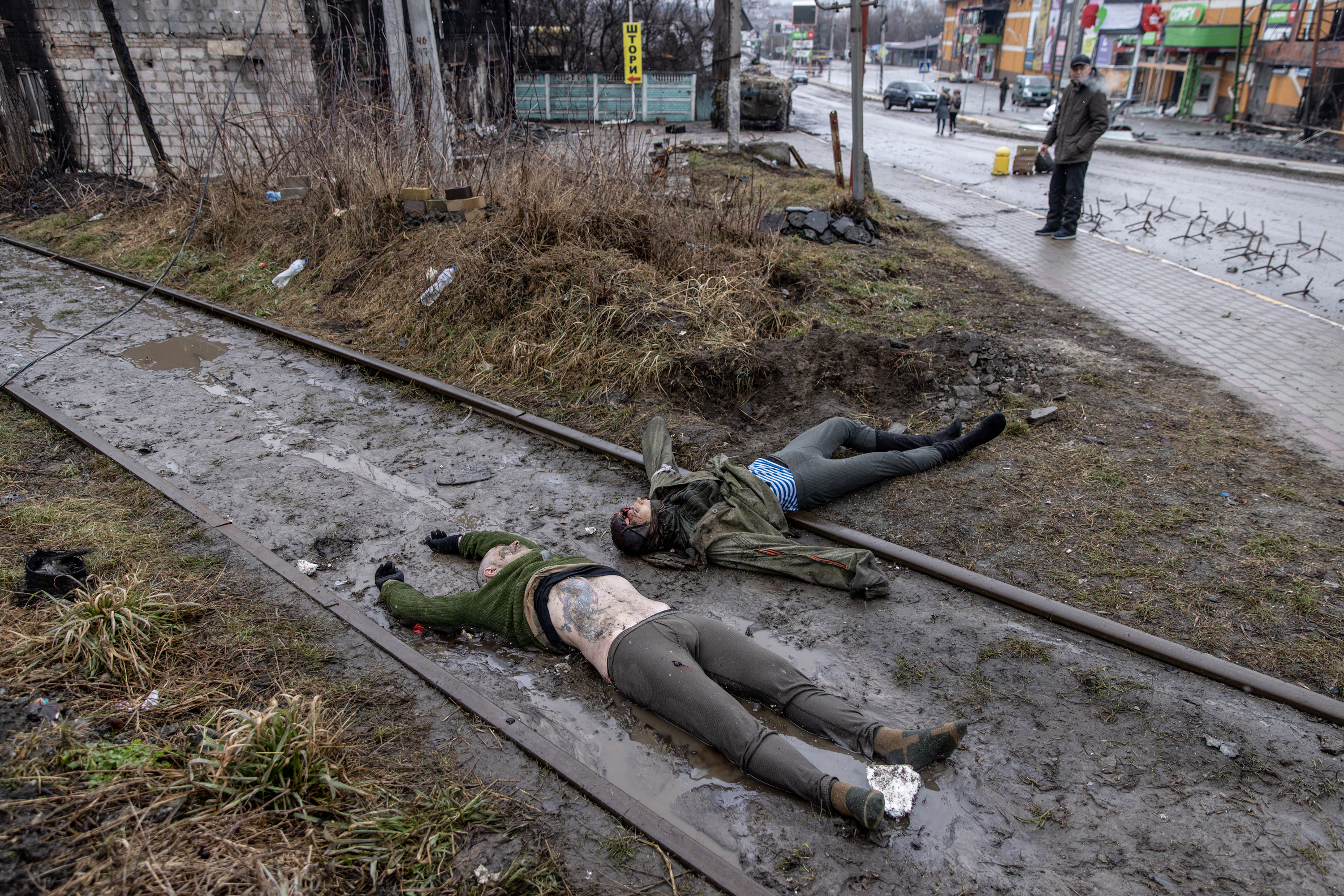 Los cadáveres de dos soldados yacen en el suelo, en Irpin.