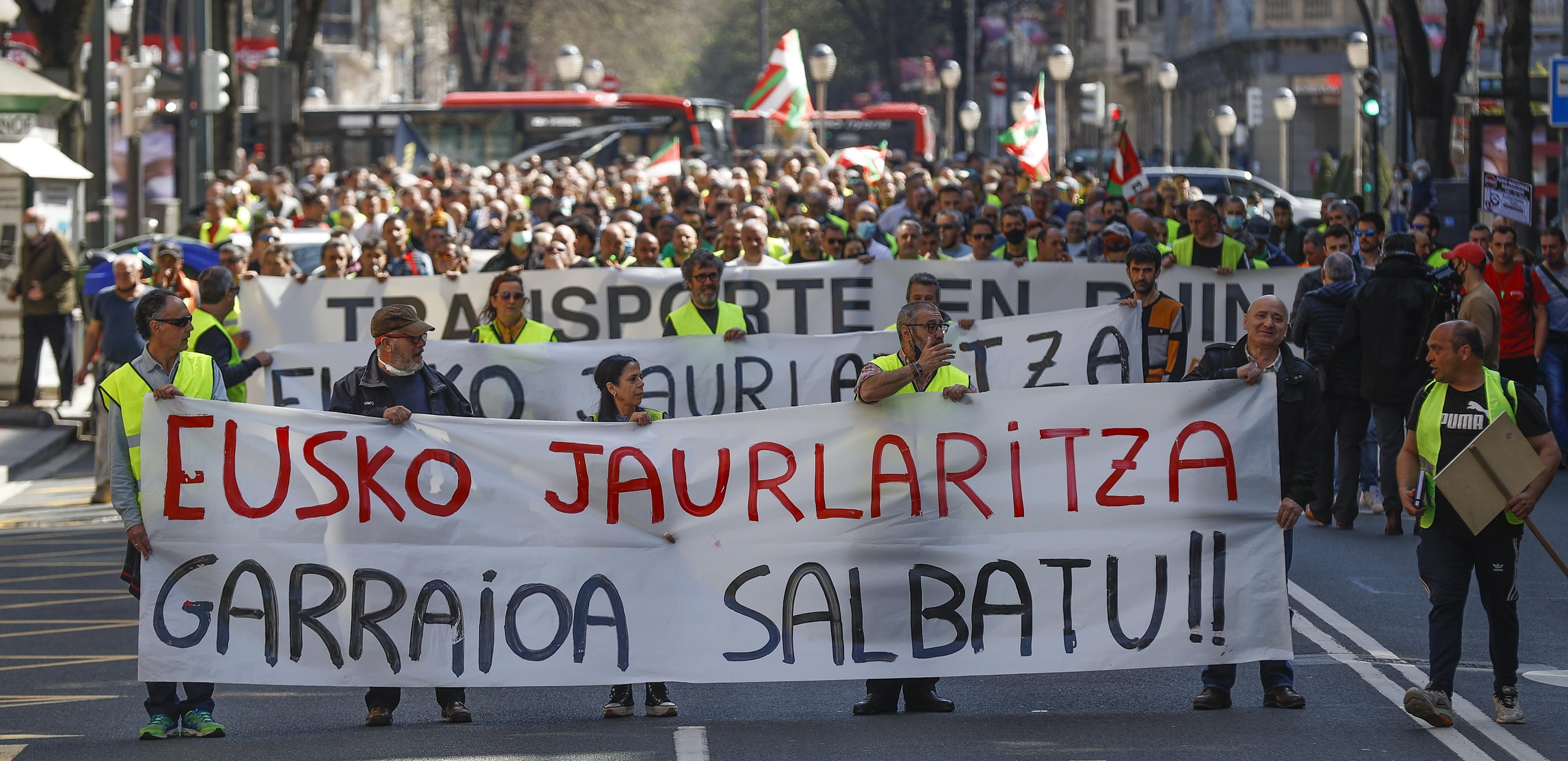 Transportistas autonmos agrupados en Hiru se manifiestan por las calles de Bilbao para exigir una negociacin con el Gobierno vasco.