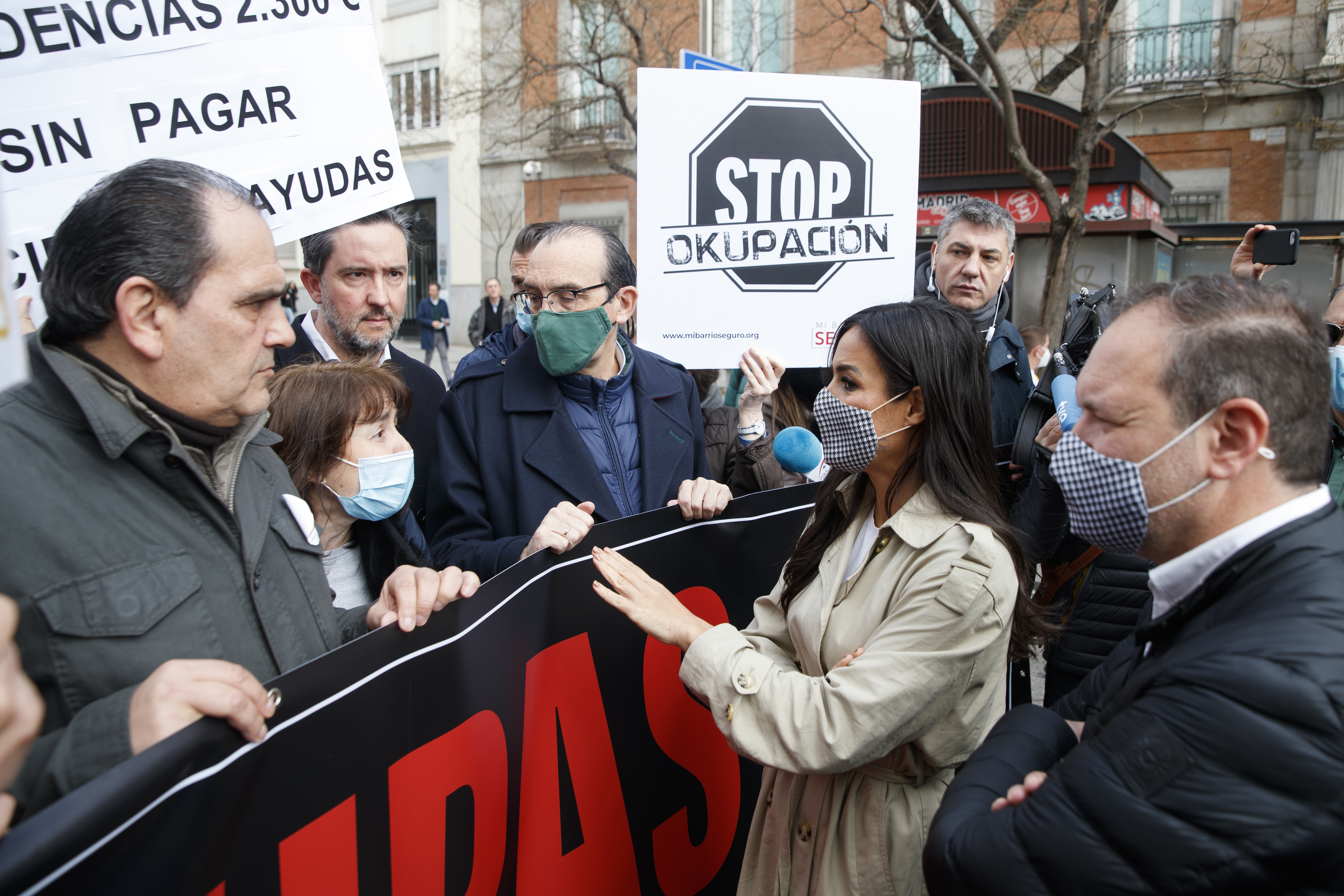 La vicealcaldesa de Madrid, Begoña Villacís, en la protesta de la  Plataforma de Afectados por la Ocupación 'Leyantiocupas'
