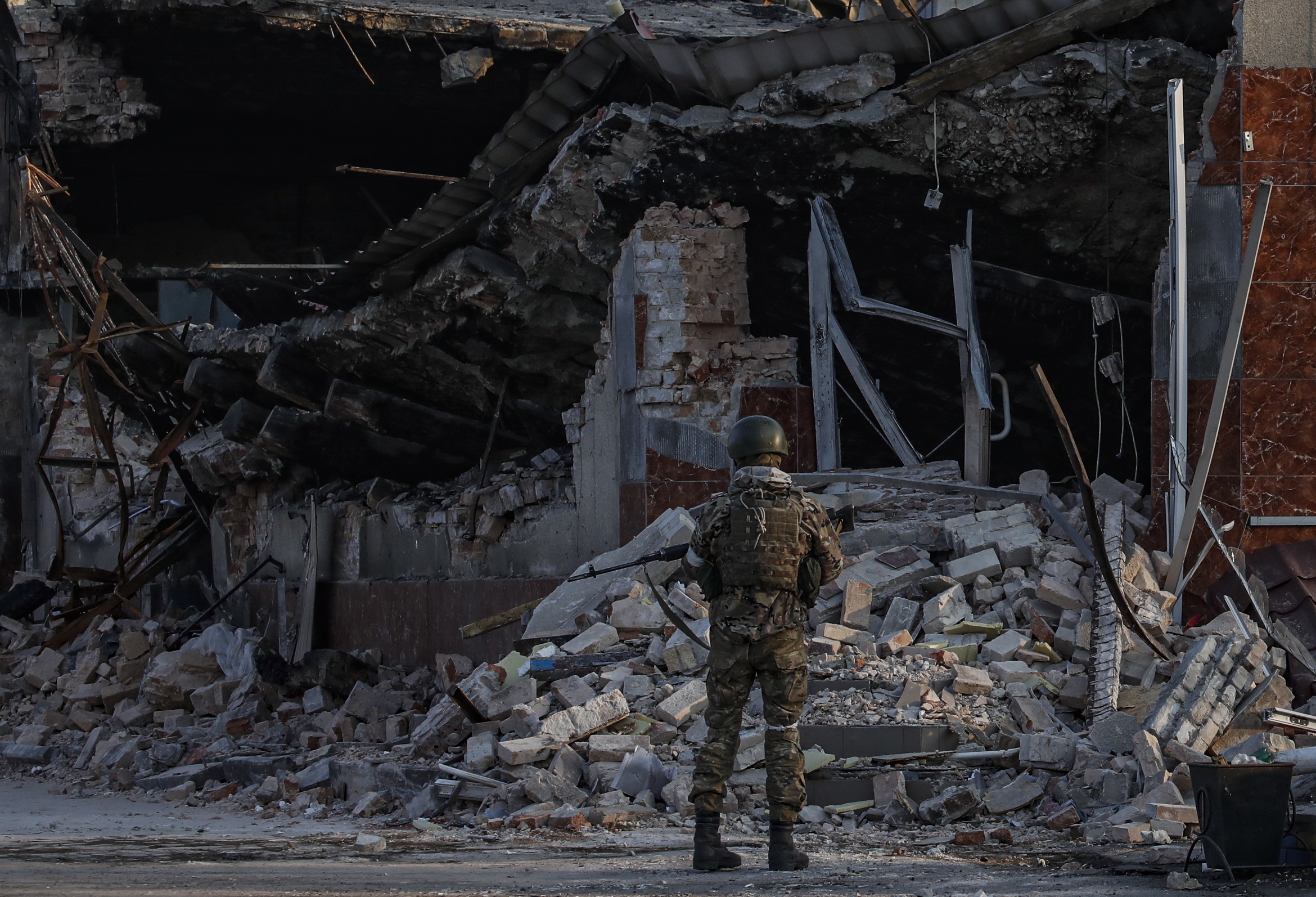 Un soldado ruso frente a un edificio destrozado en Volnovaja (Donetsk, Ucrania).
