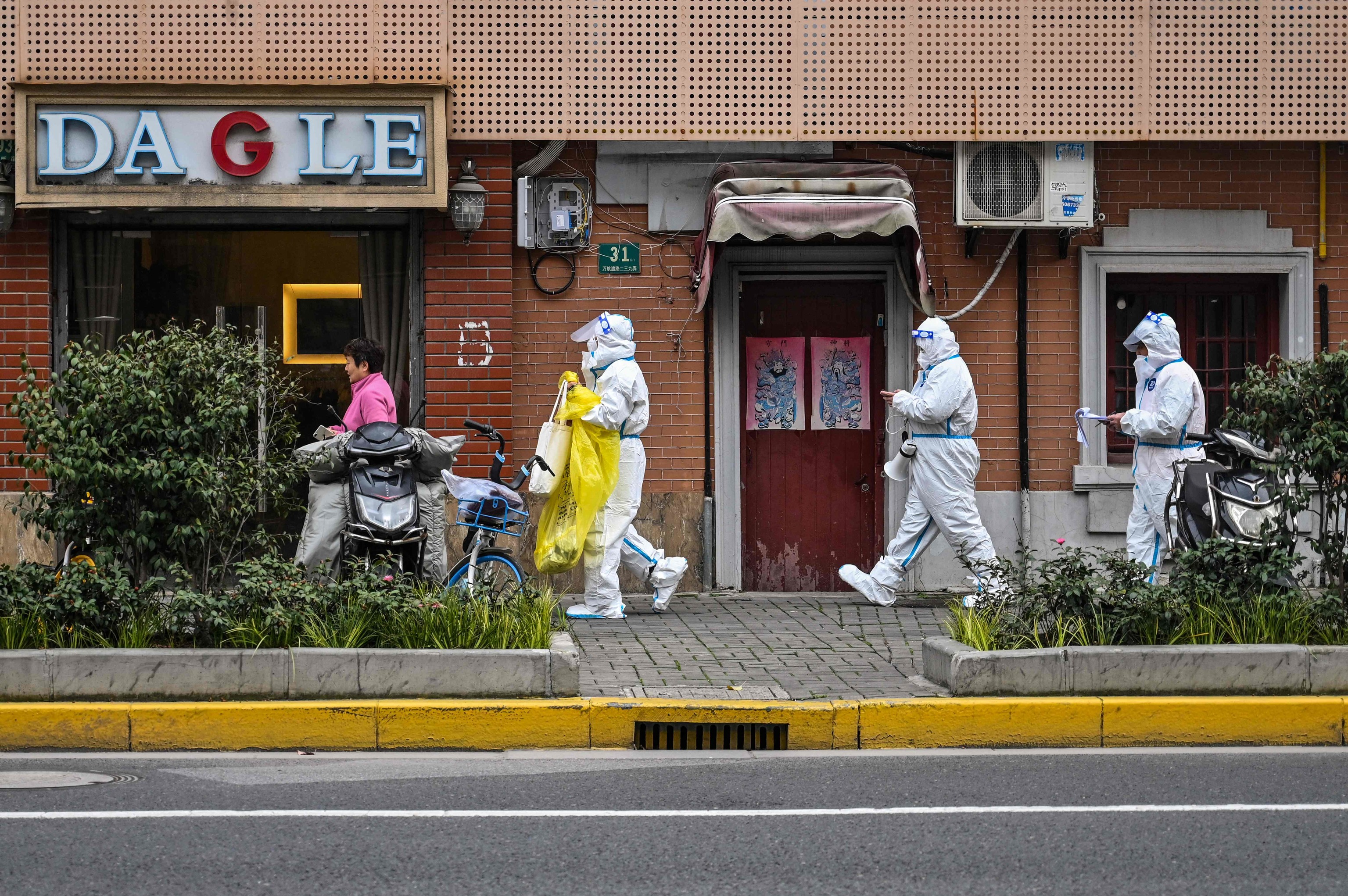 Sanitarios protegidos frente al Covid, en el districto de Jing'an, en Shanghai, el pasado sbado.