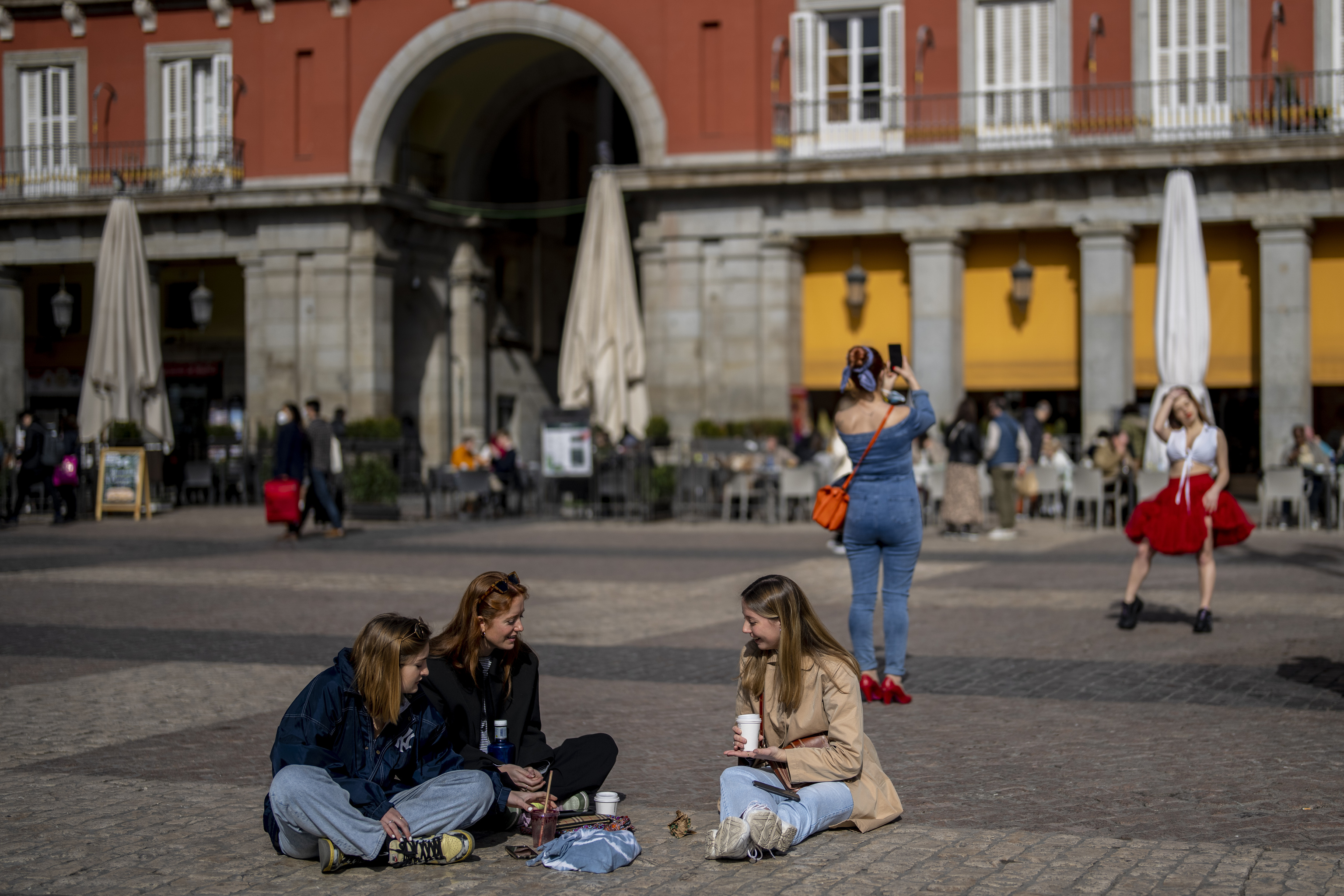 Varios grupos de turistas en la Plaza Mayor de Madrid.