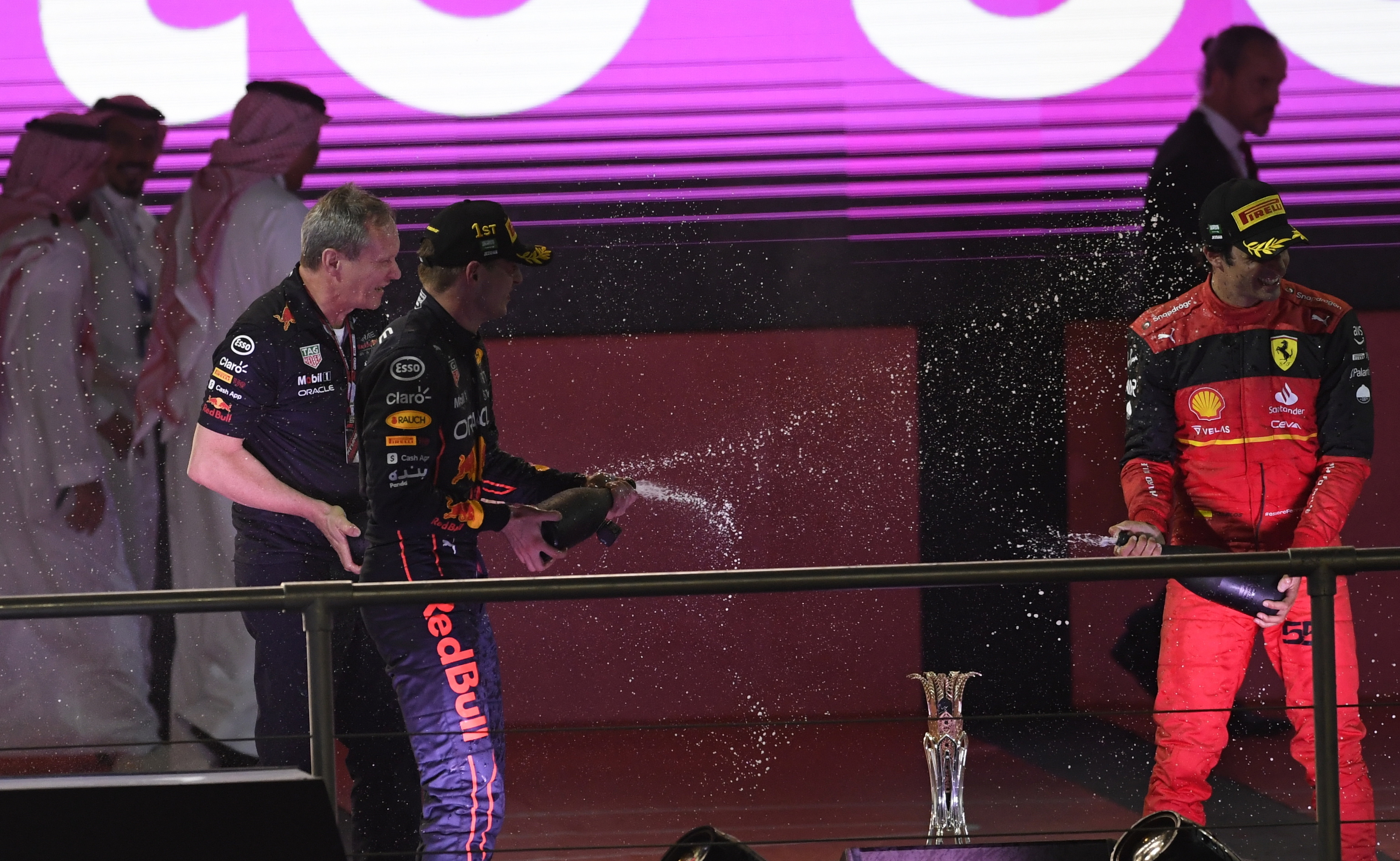Verstappen y Sainz, en el podio del Corniche Circuit.