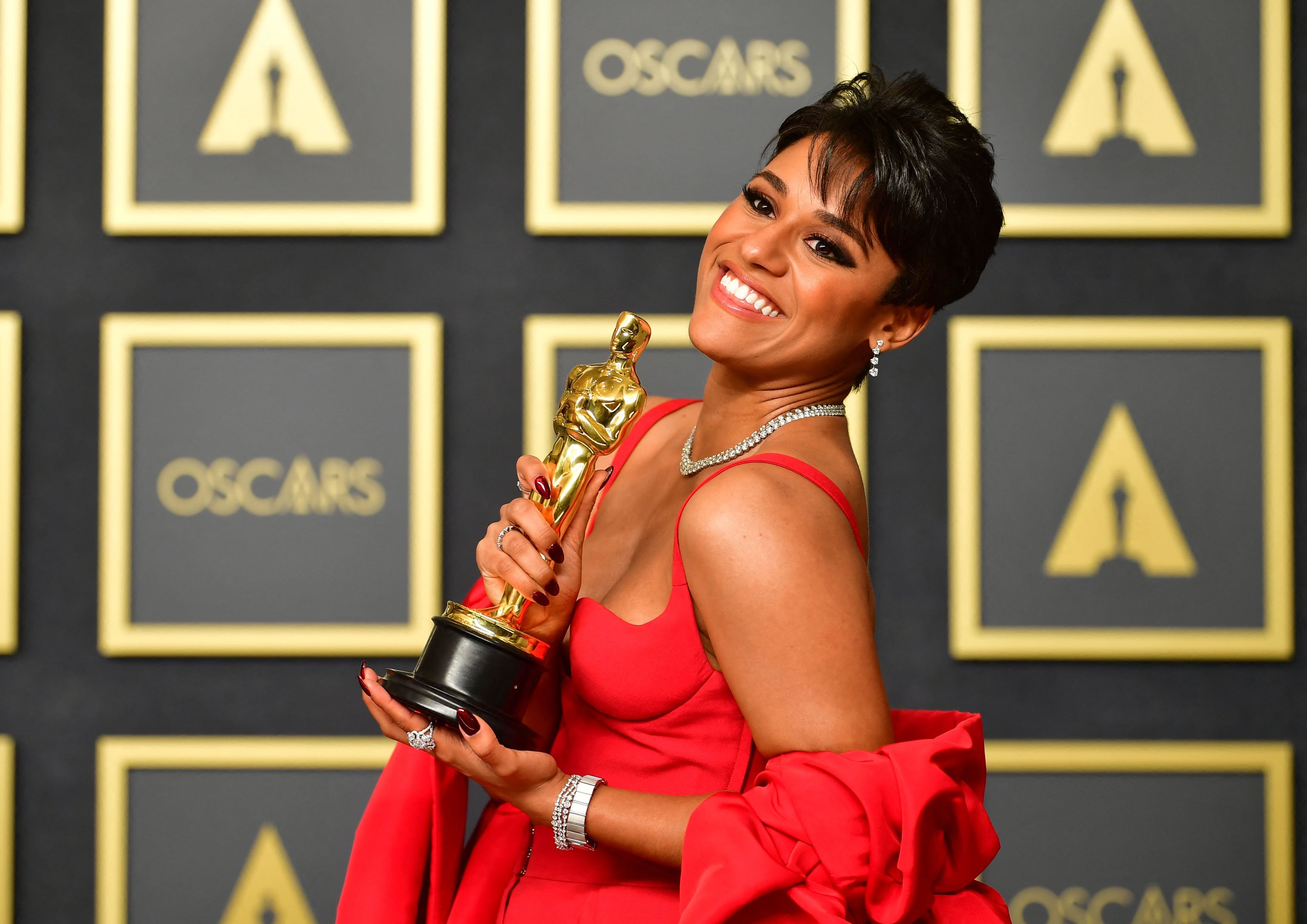 Mejor actriz de reparto: El huracán Ariana DeBose, la primera afrolatina  gay en ganar un Oscar | Premios Oscar 2022