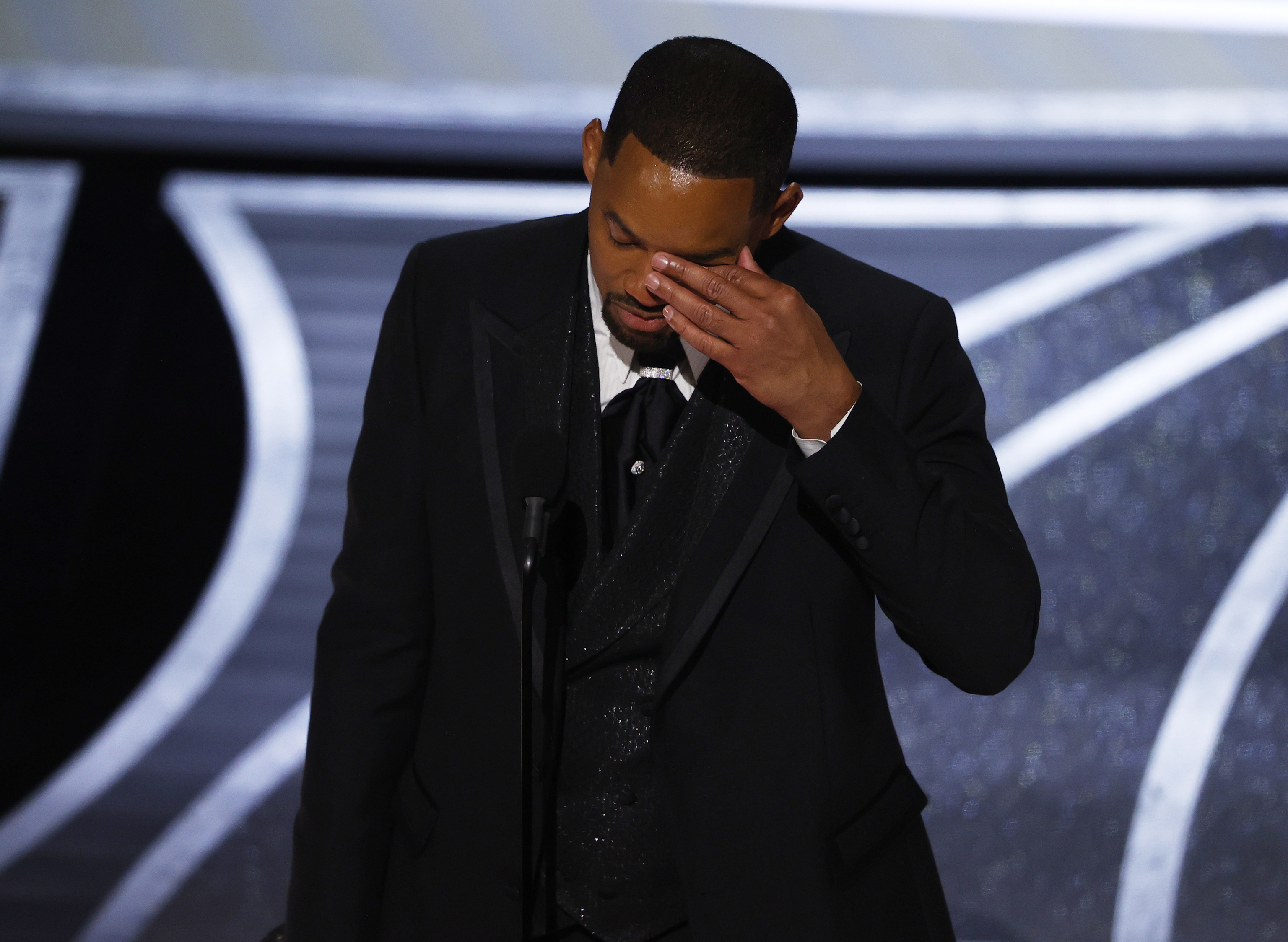 Will Smith llora en el discurso de agradecimiento por el Oscar a mejor actor.