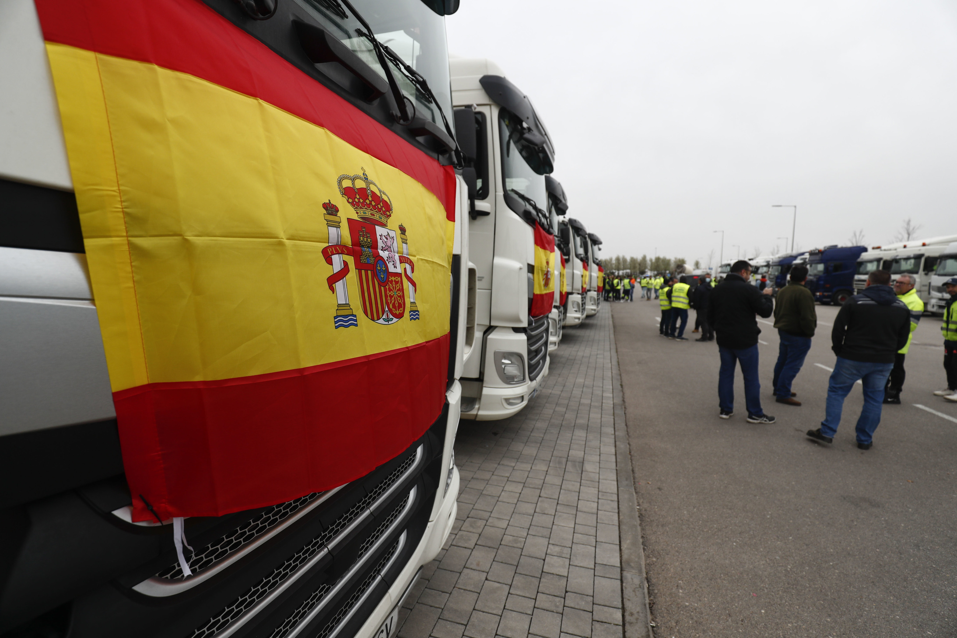 Conductores de camiones en el estadio Wanda Metropolitano de Madrid.