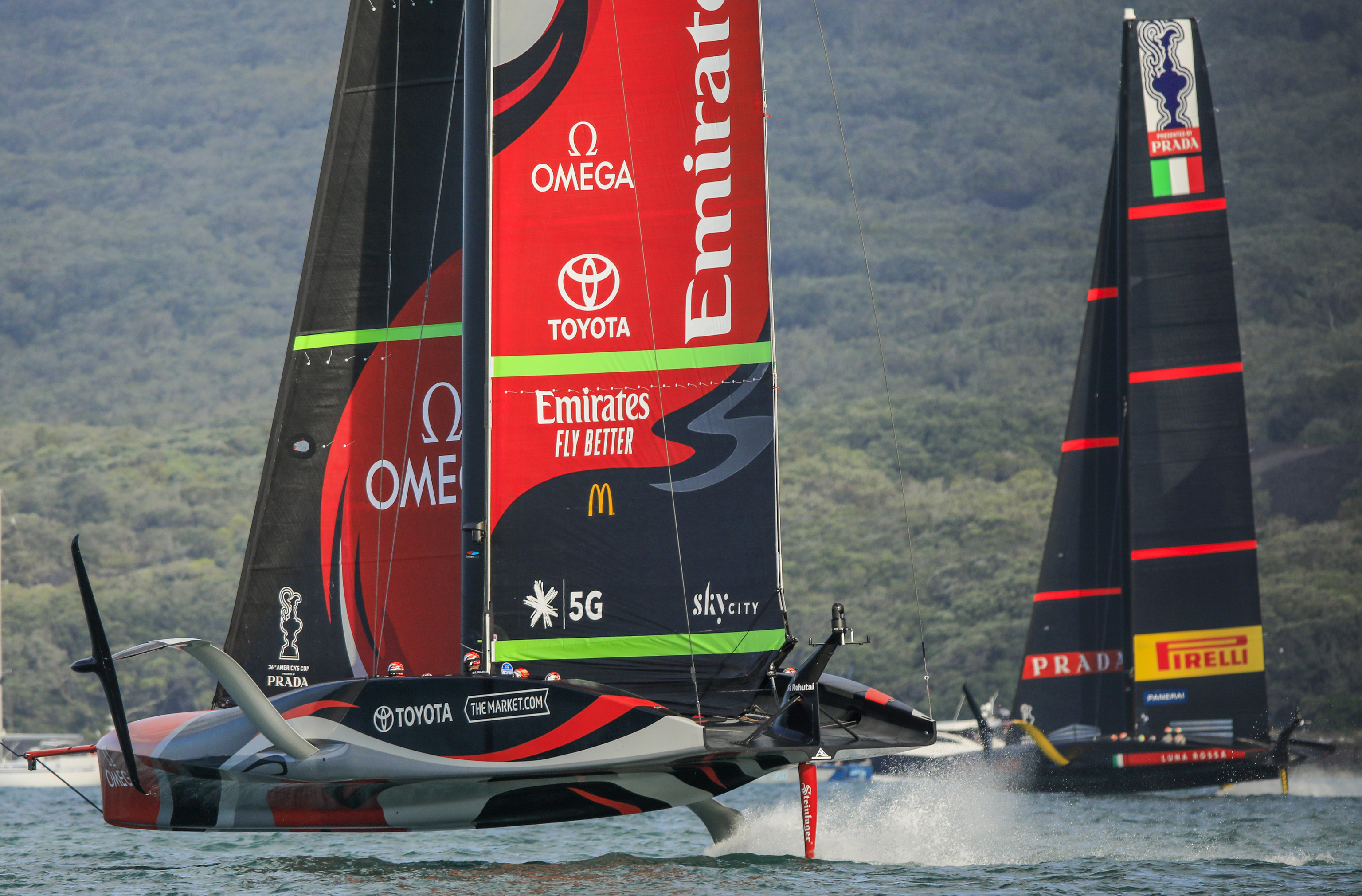 Los veleros de la Copa Amrica Emirates Team NewZealand y Luna Rossa durante una regata en Auckland.