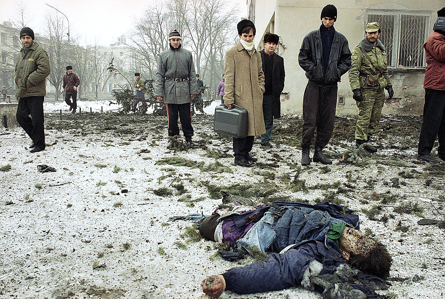 Una víctima de un bombardeo, en el centro de Grozni, en 1994.