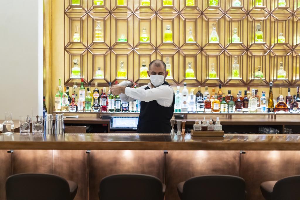 Barman realizando un cóctel en la barra del lobby.