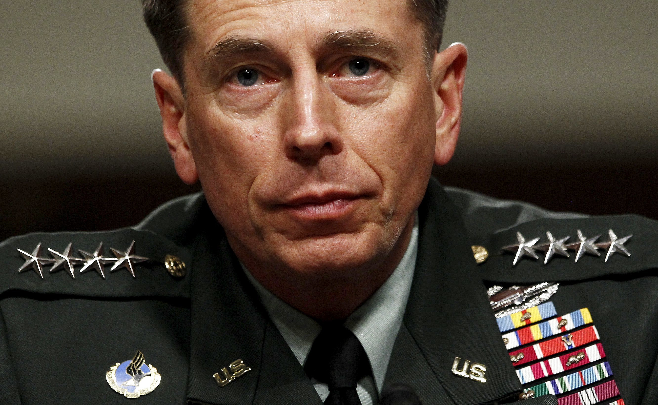 El general Petraeus, ex jefe de la CIA: «Ucrania puede vencer a Rusia si está debidamente armada. Pero la toma de Mariupol puede cambiar las cosas»