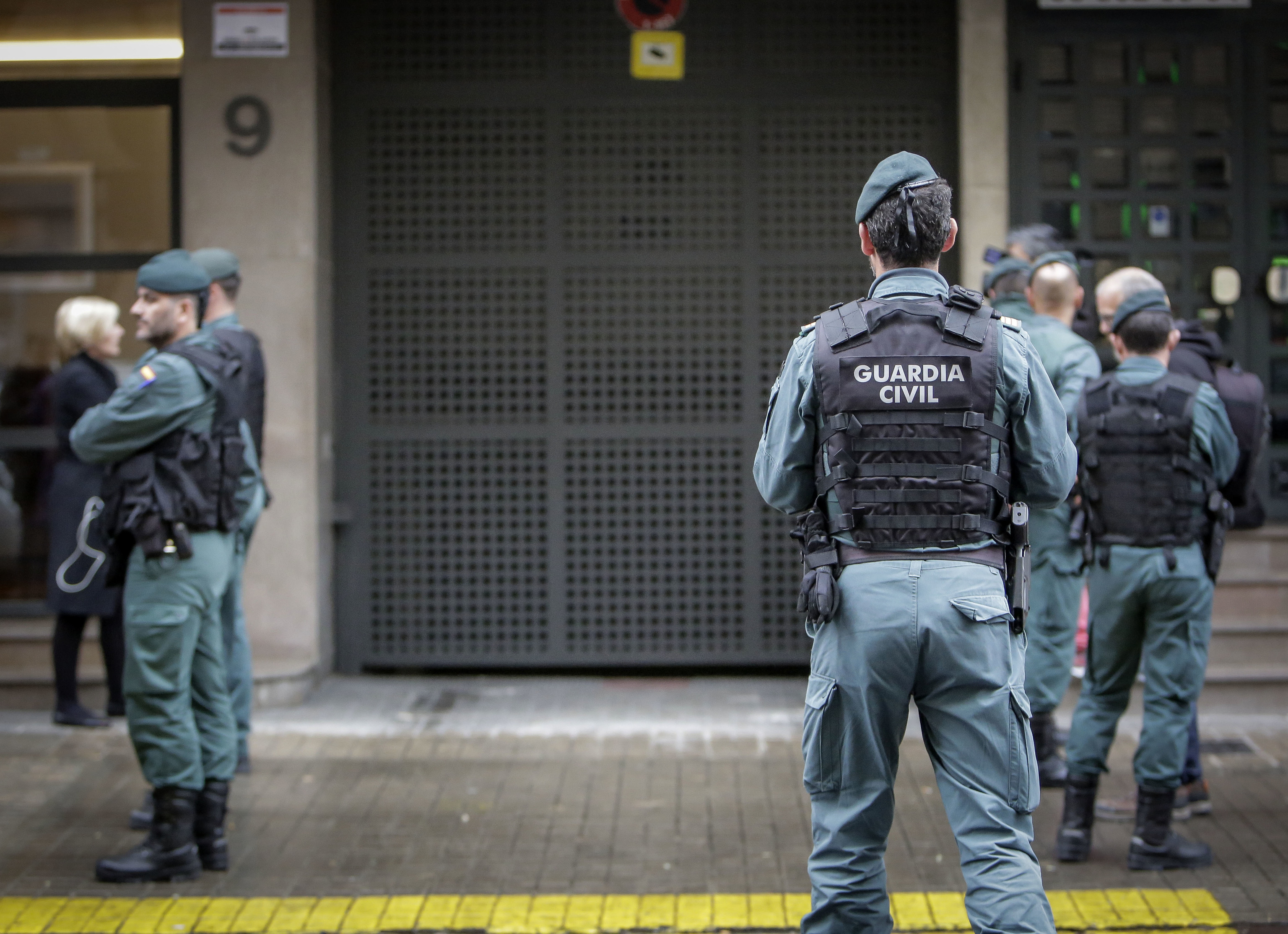 Agentes de la Guardia Civil durante un registro por un posible caso de corrupcin en Valencia.