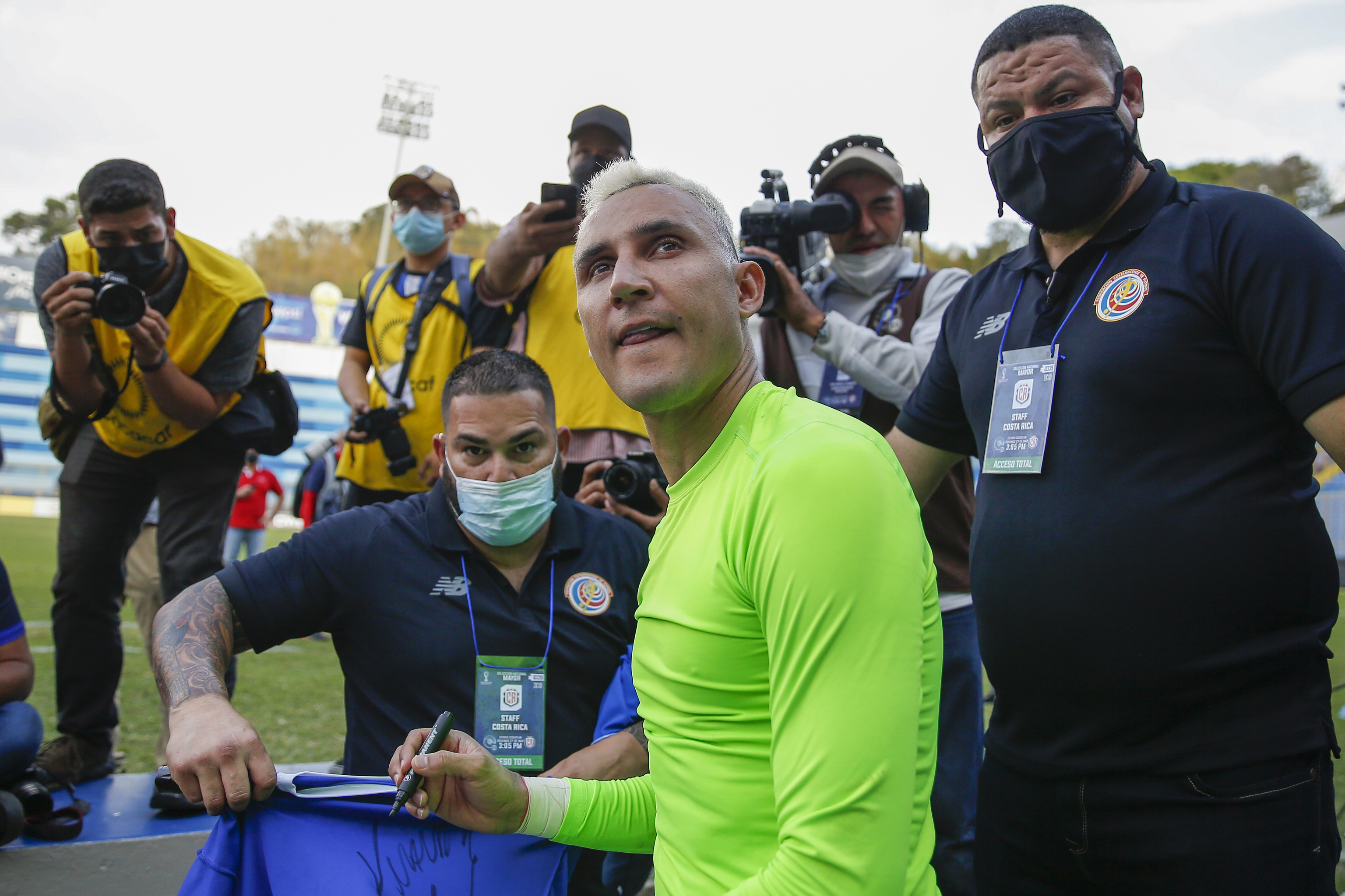 El portero costarricense Keylor Navas firma autgrafos hoy, al final de un partido de las eliminatorias de la Concacaf para el Mundial de Catar 2022 entre las selecciones de El Salvador y Costa Rica, en el estadio Cuscatln en San Salvador (El Salvador).