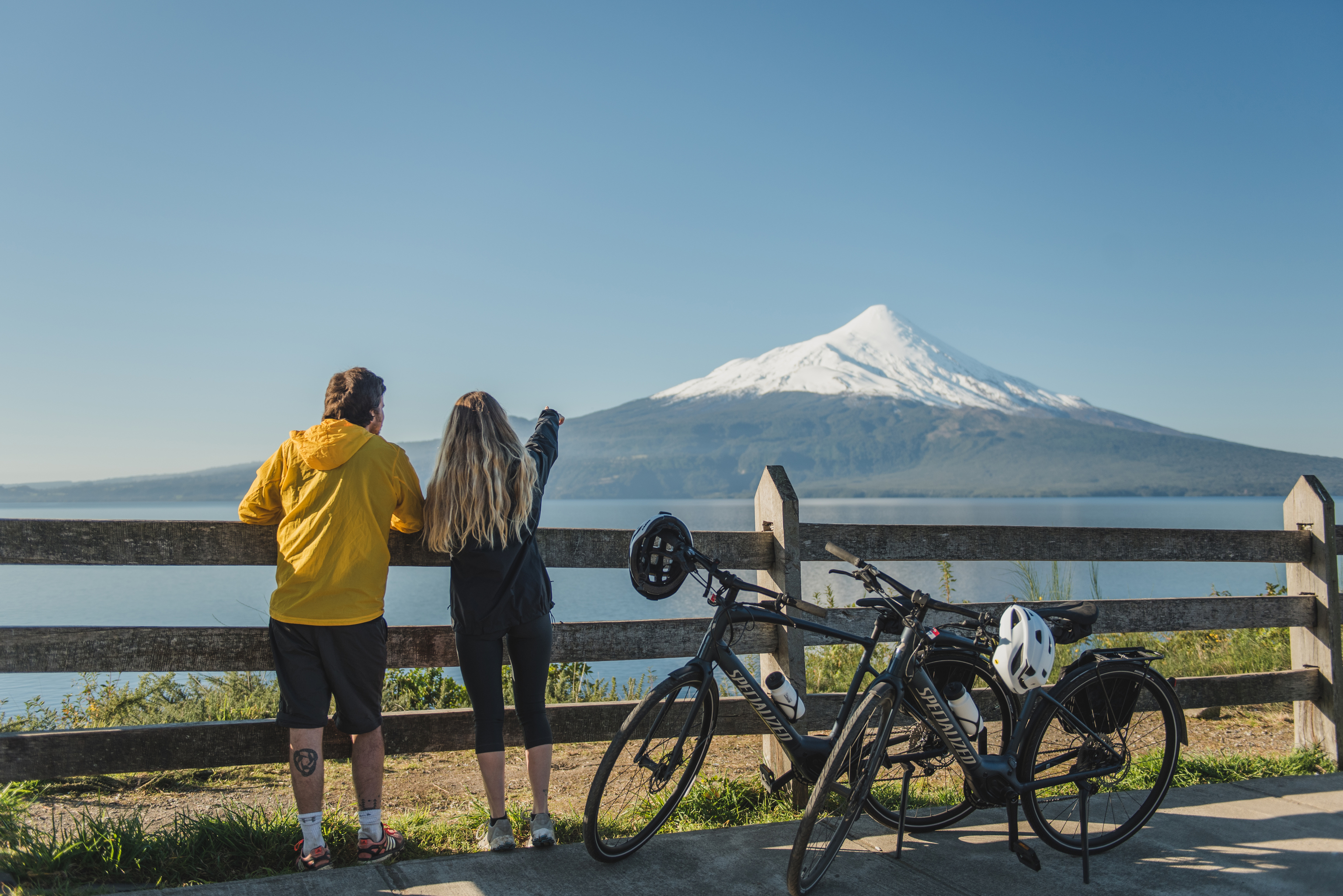 En bici frente al volcán Osorno.