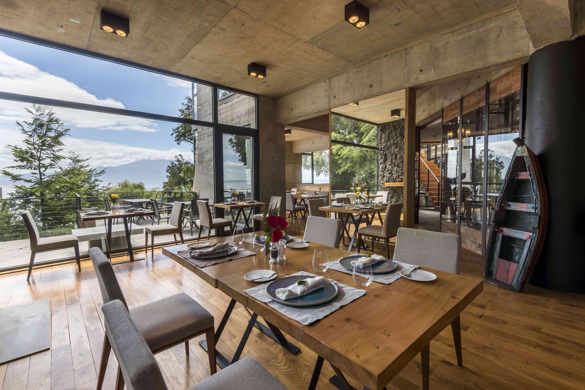 Restaurante del hotel Awa, a orillas del lago Llanquihue.