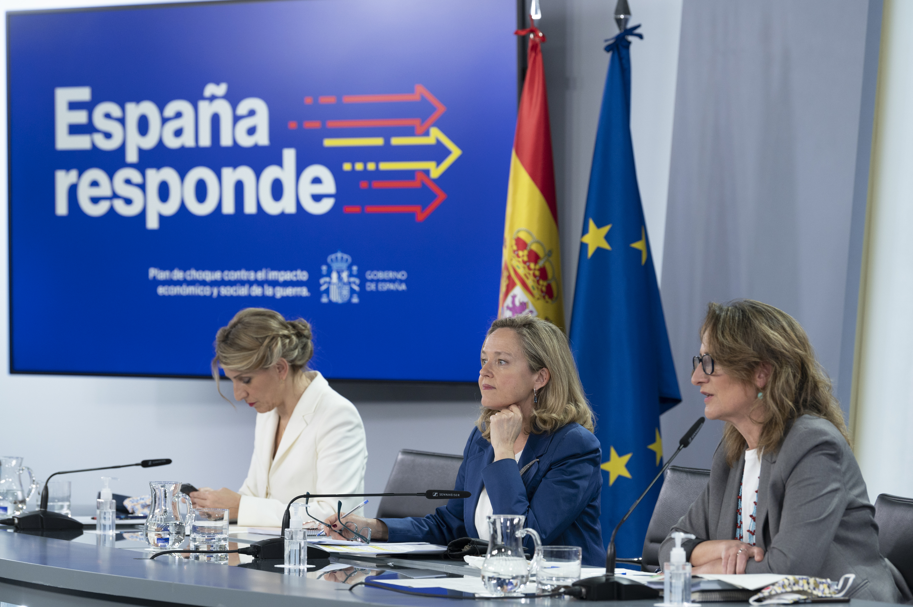 La vicepresidenta segunda y ministra de Trabajo, Yolanda Díaz; la de Asuntos Económicos, Nadia Calviño, y la de Transición Ecológica, Teresa Ribera