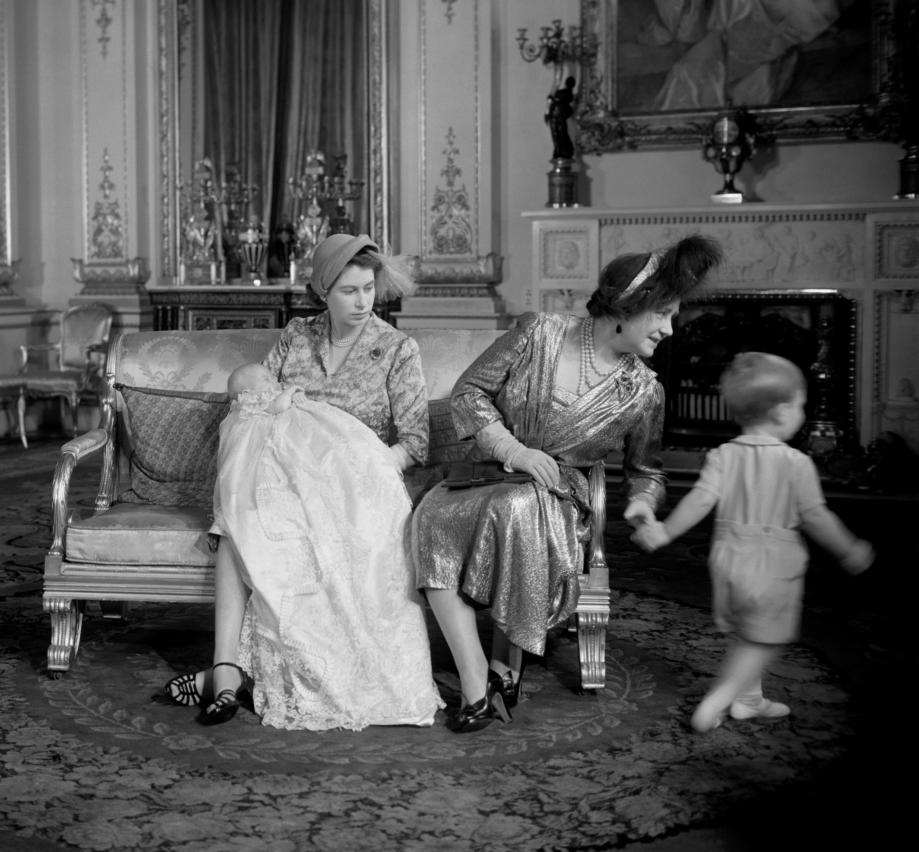 La Reina madre con su hija Isabel y su nieto Carlos de Inglaterra