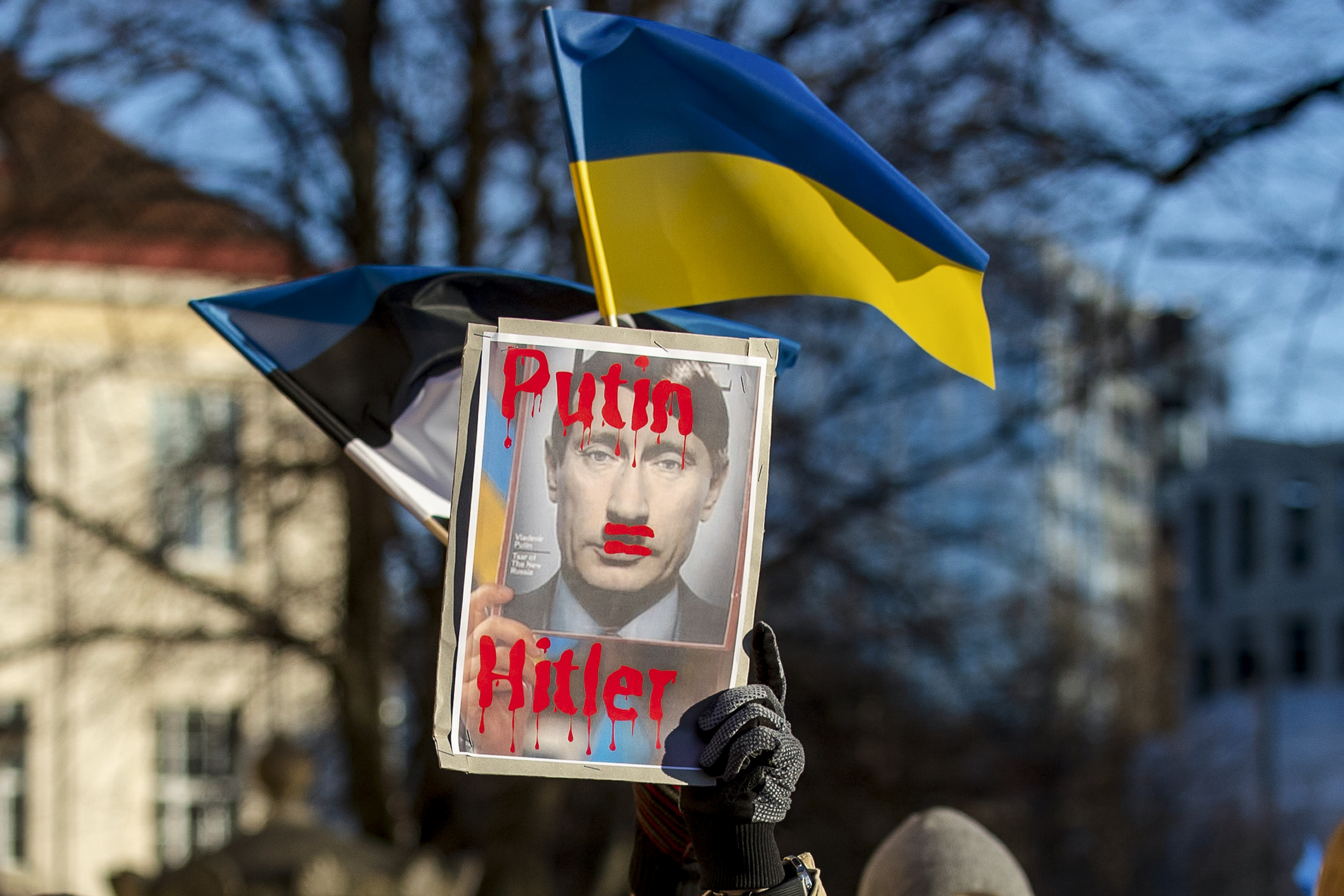 Un manifestante en Tallin muestra las banderas de Ucrania y Estonia y una imagen de Putin, el 26 de febrero pasado.