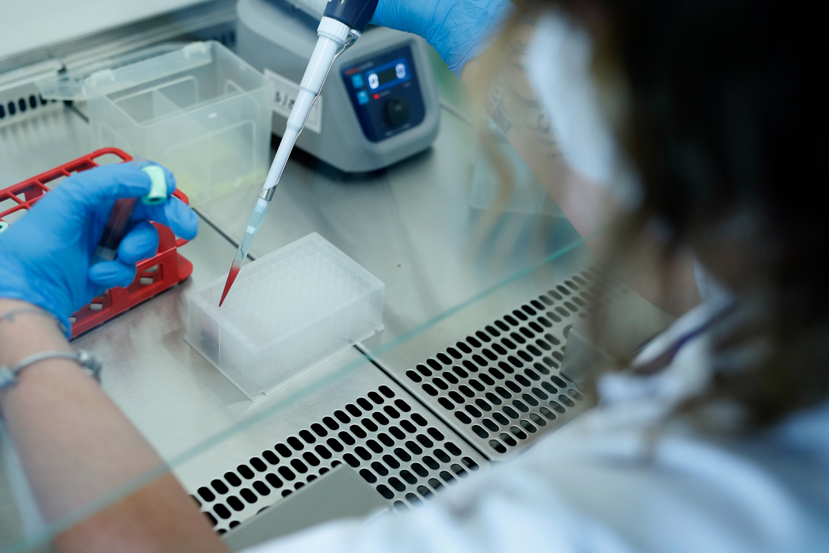 Un tcnico manipula una muestras de Covid-19 en el Laboratorio Regional de Salud Pblica de la Comunidad de Madrid.