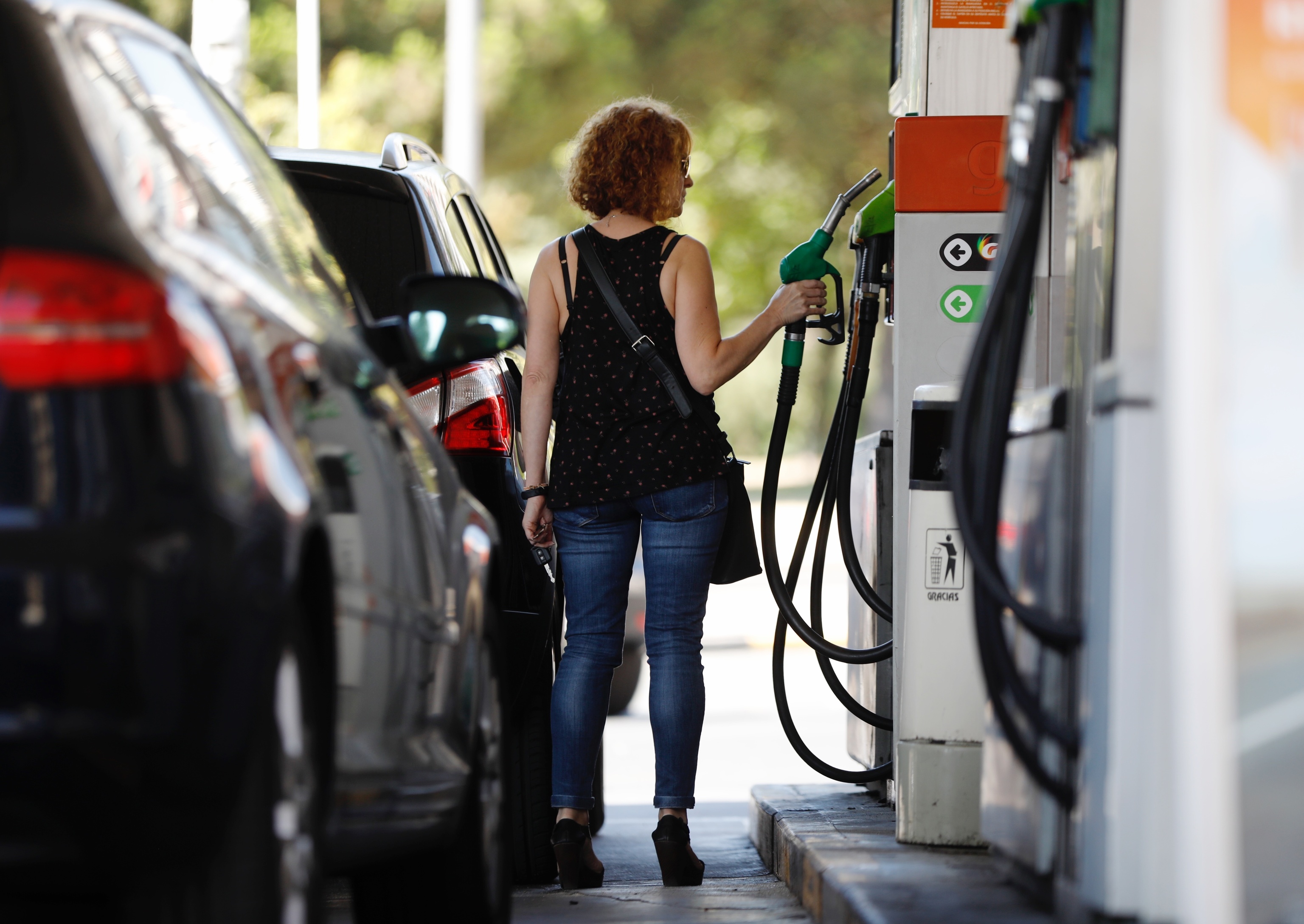 Cientos de gasolineras disparan sus precios tras conocer la bonificación de 20 céntimos por litro