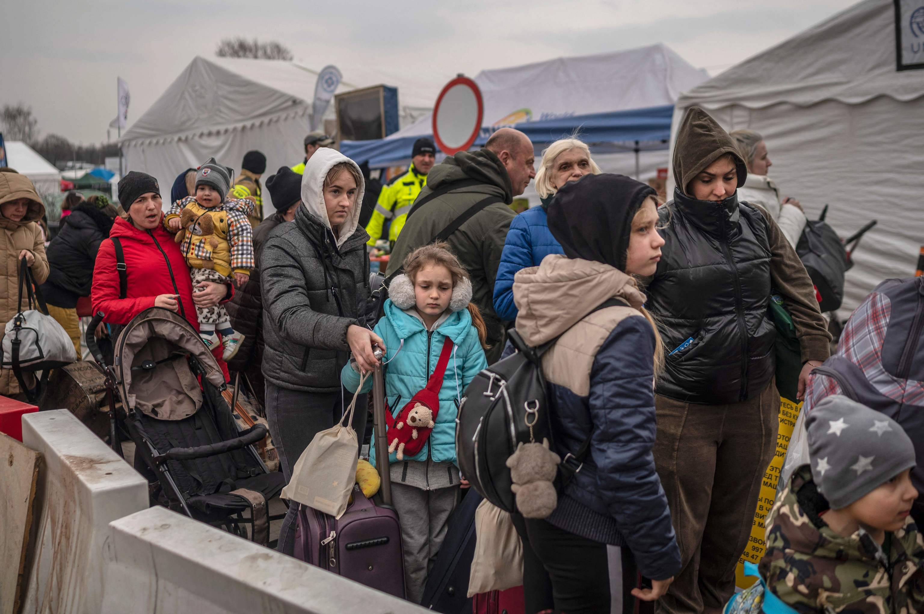 Refugiados hacen cola en el cruce fronterizo de Medyka, en Polonia.