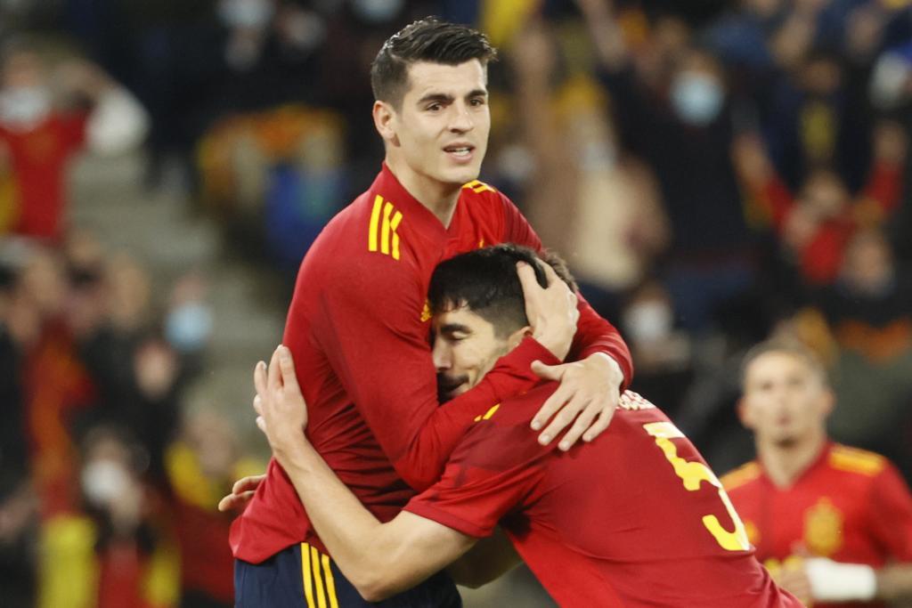 lvaro Morata celebra con Soler uno de sus dos goles.