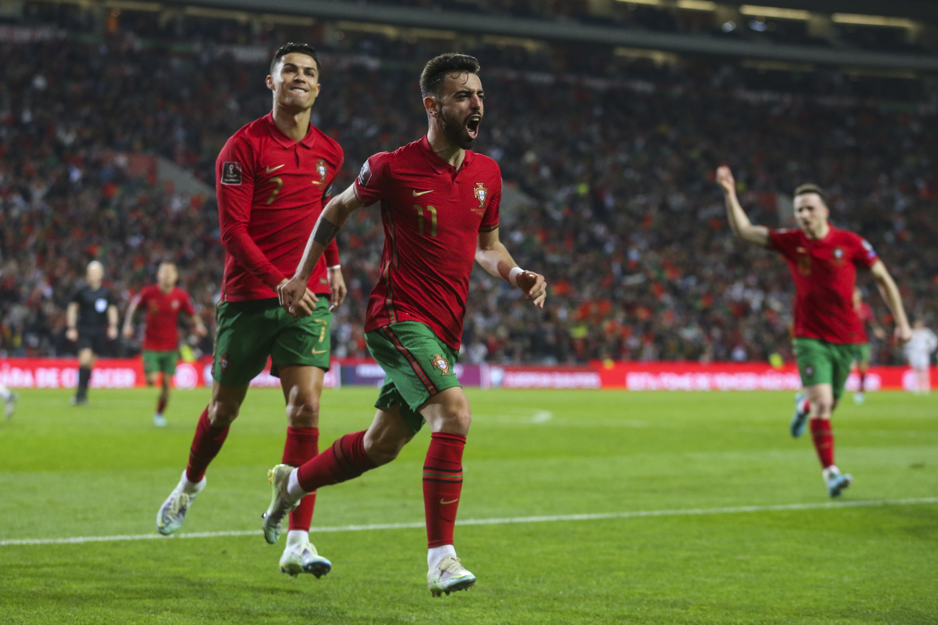 Bruno Fernandes y Cristiano celebran el primer gol de Portugal.