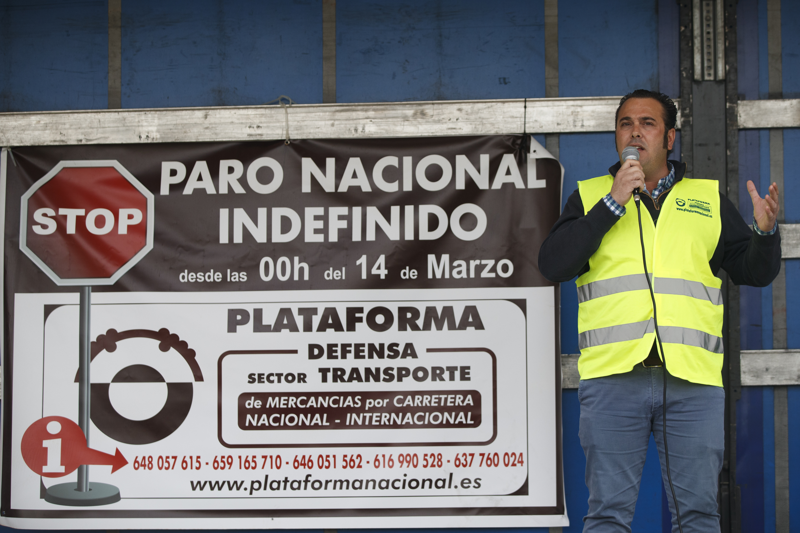 El presidente de la Plataforma para la Defensa del Sector del Transporte de Mercancas por Carretera, Manuel Hernndez se dirige a los camineros en huelga en el Wanda Metropolitano en Madrid este martes.