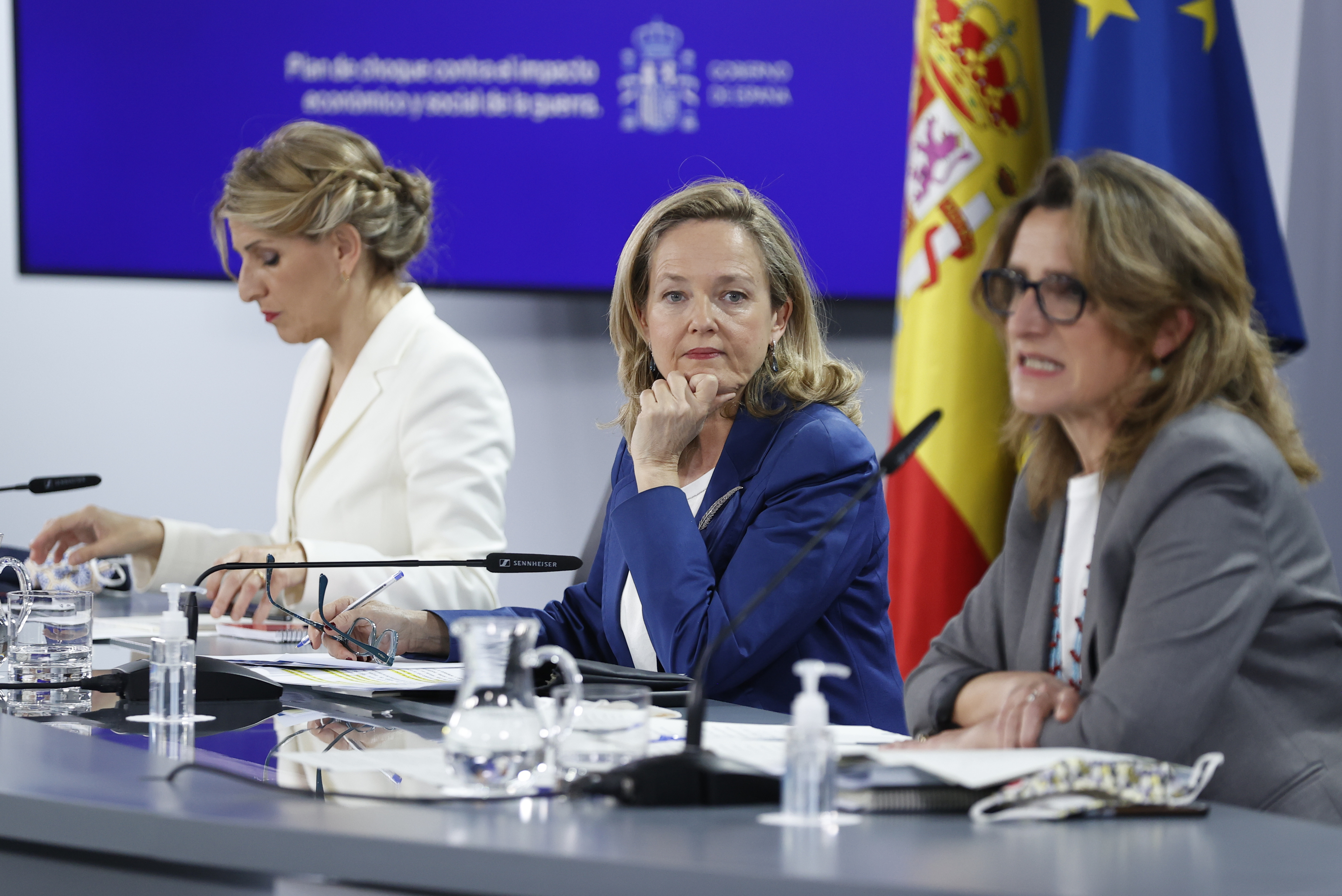 Las vicepresidentas Díaz, Calviño y Ribera en la rueda de prensa posterior al Consejo de Ministros celebrado este martes.