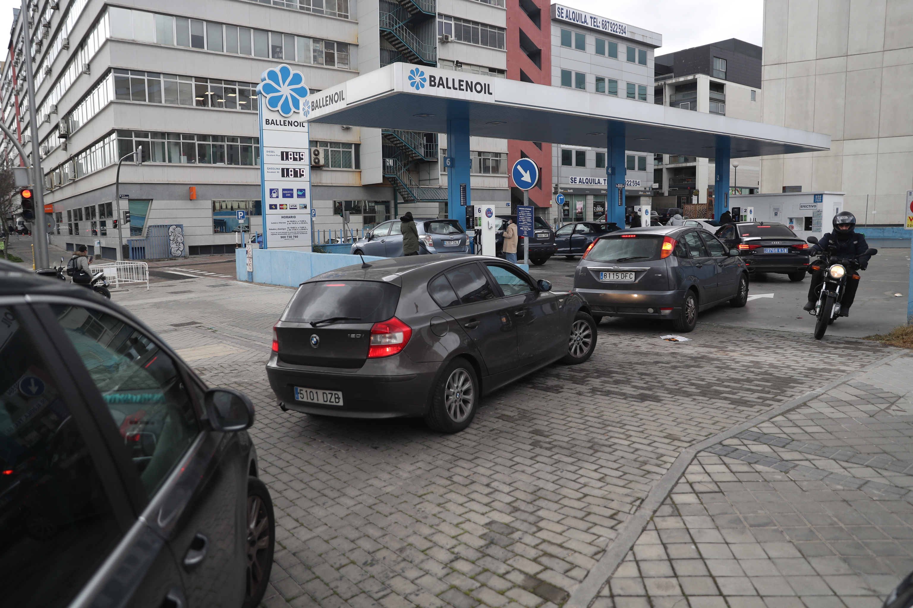 Varios vehículos hacen cola para repostar en una gasolinera de Madrid. El gasóleo tipo A, el combustible de automoción más consumido en España, se vende ya por encima de los dos euros el litro en más de un centenar de gasolineras del país.