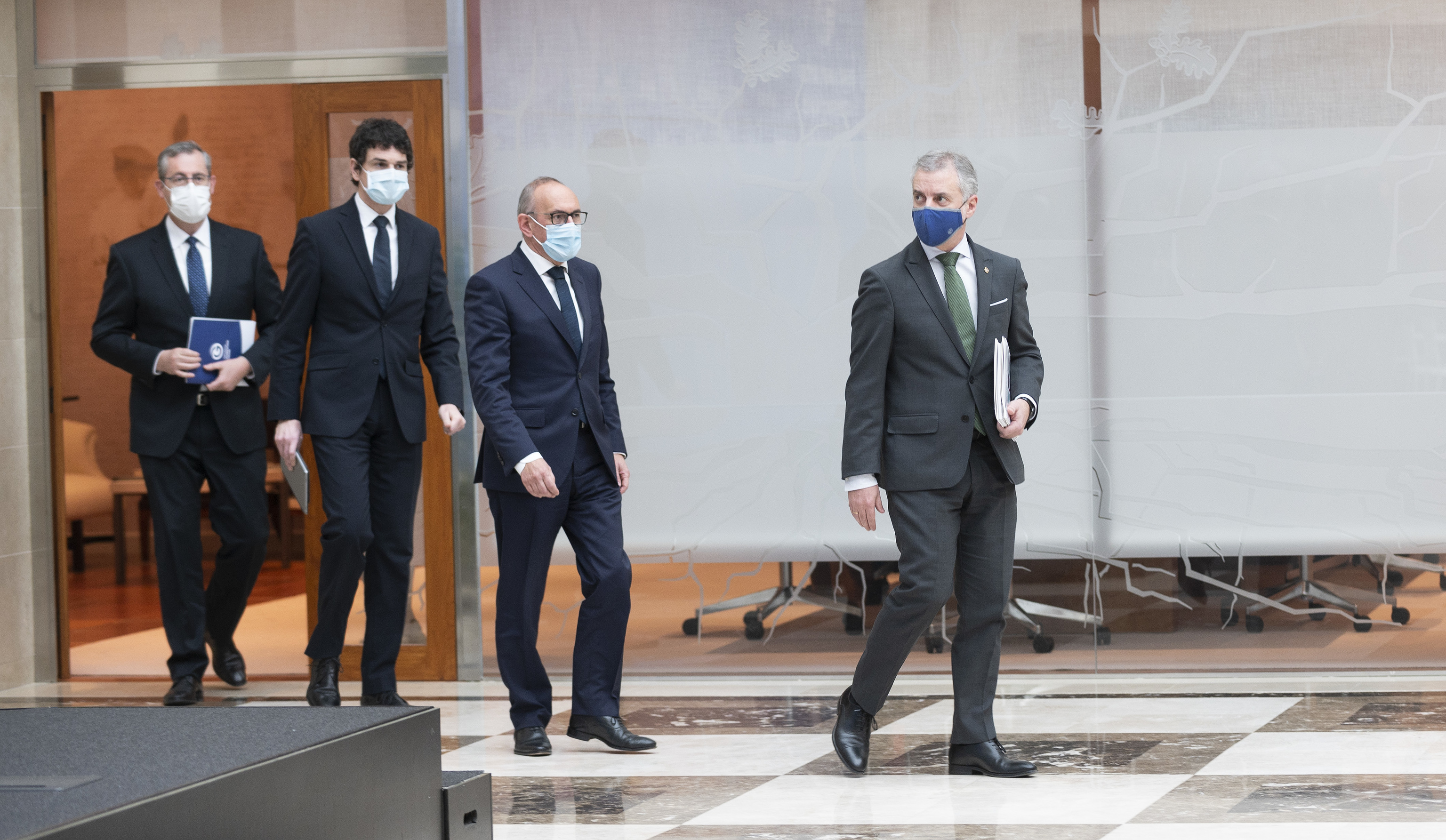 El lehendakari Urkullu camina por delante de los tres diputados generales antes de su comparecencia conjunta de Lehendakaritza.